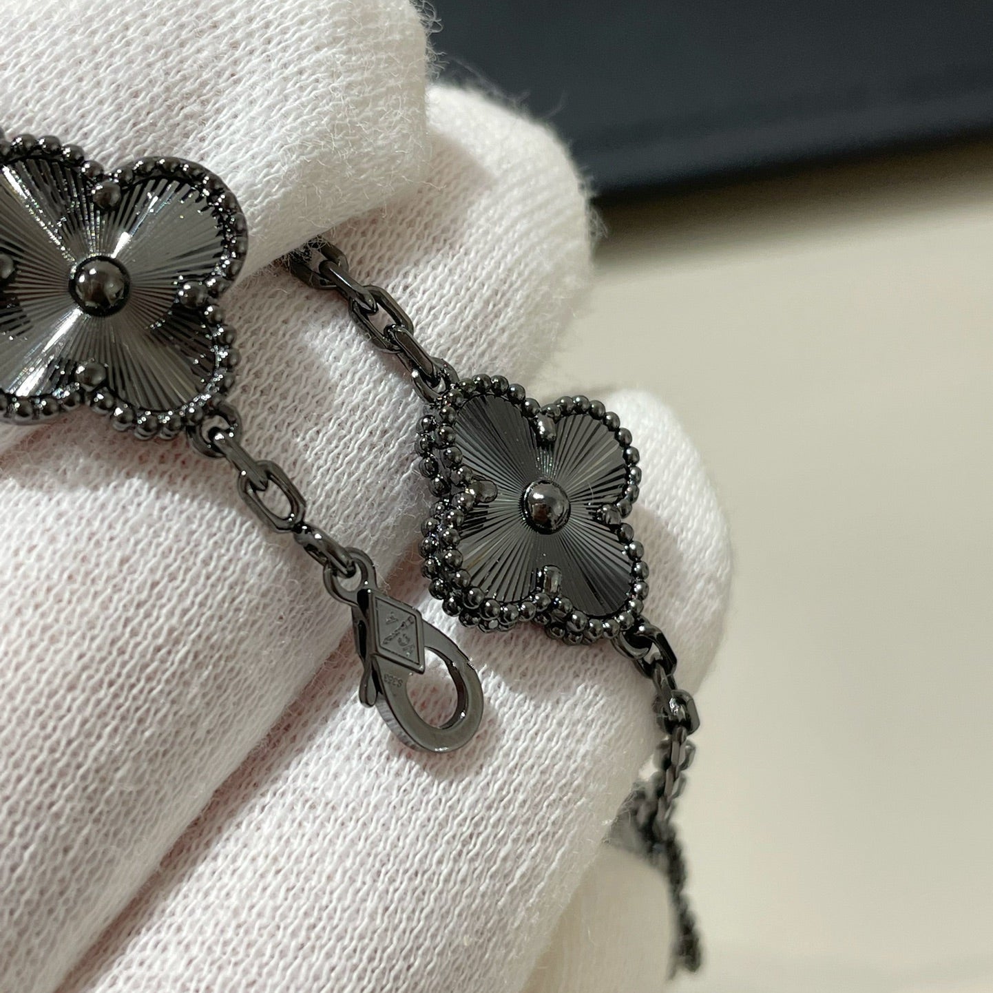 [LUXORA]CLOVER 5 MOTIF BLACK BRACELET