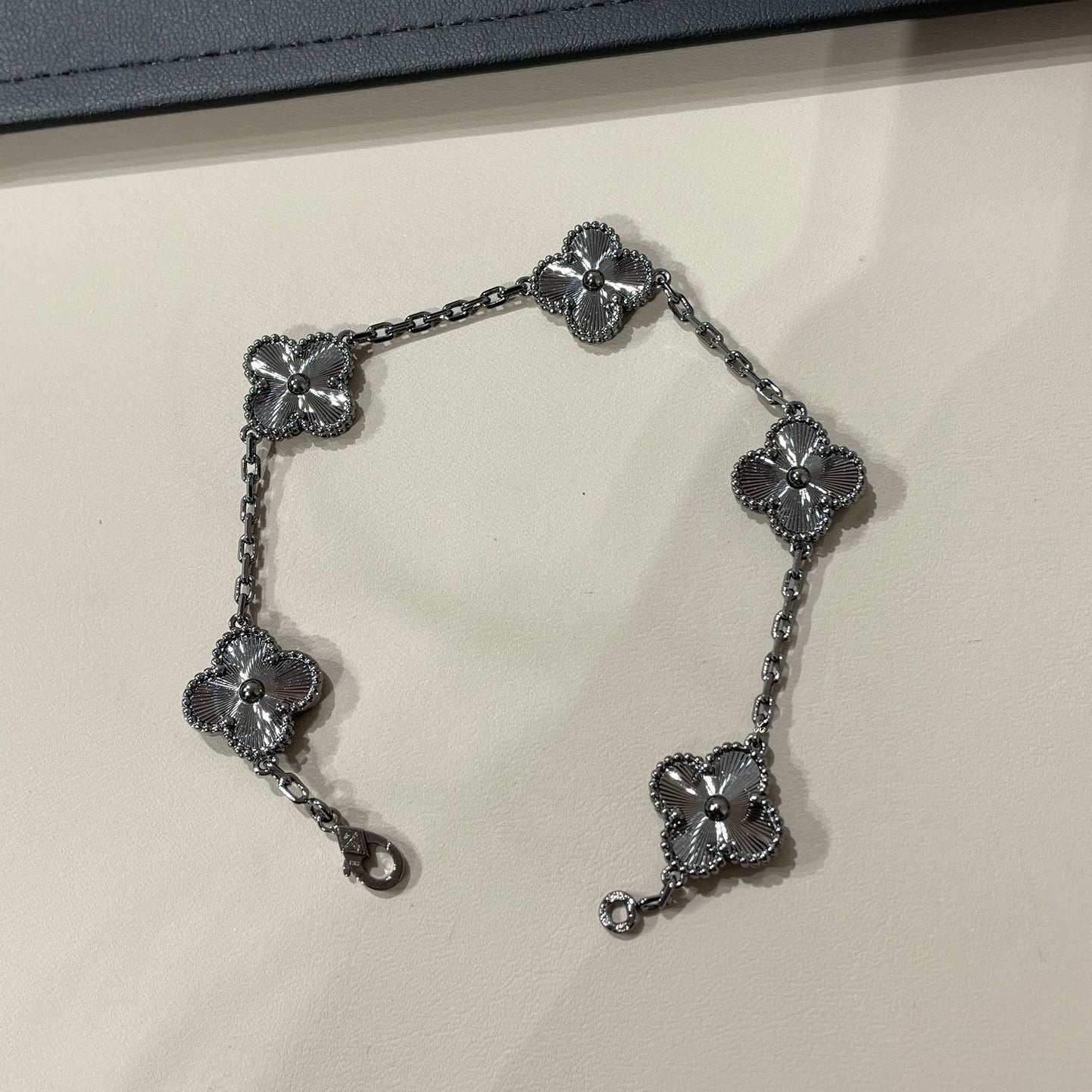 [LUXORA]CLOVER 5 MOTIF BLACK BRACELET