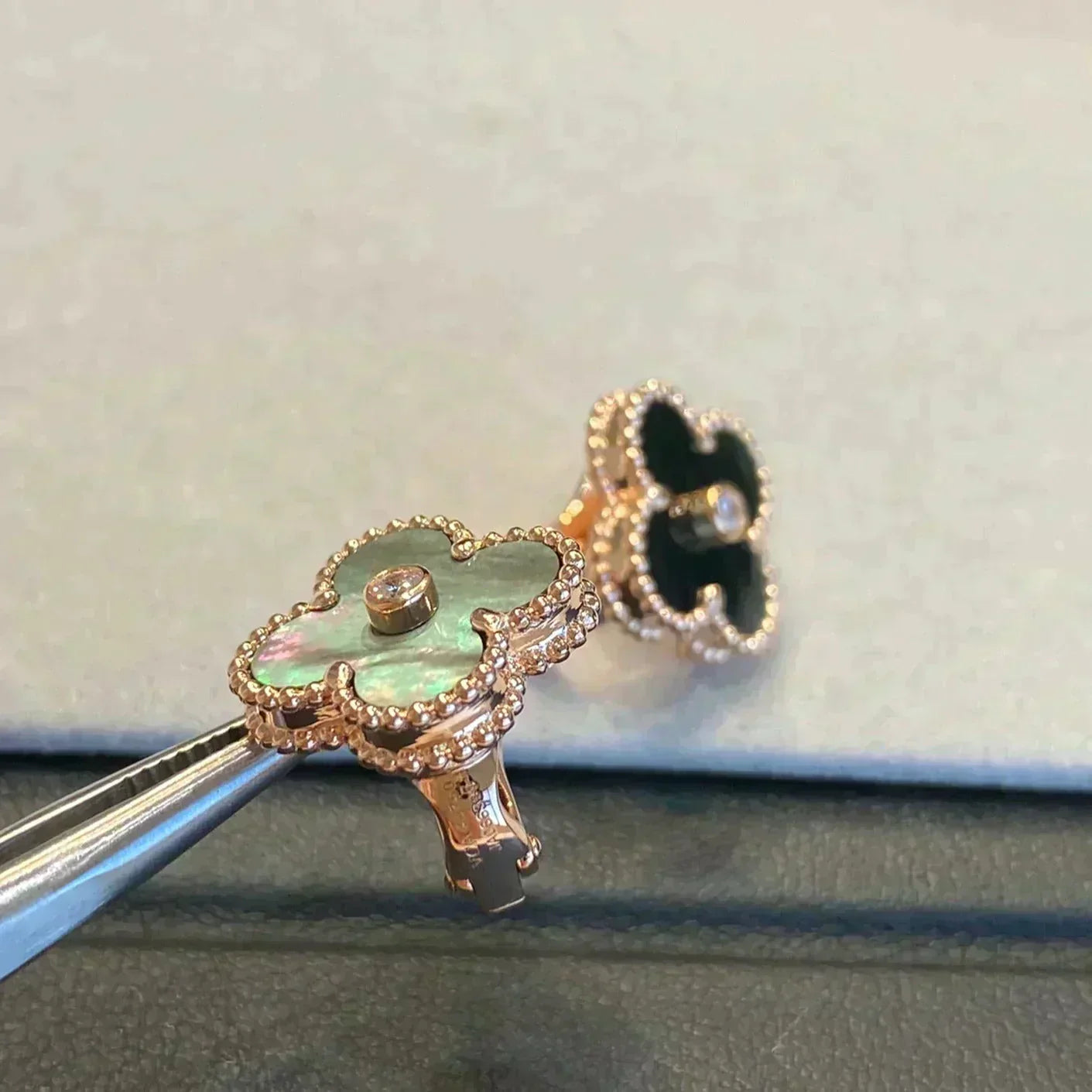 [LUXORA]CLOVER MEDIUM 1 MOTIFS GRAY MOP  DIAMOND EARRINGS