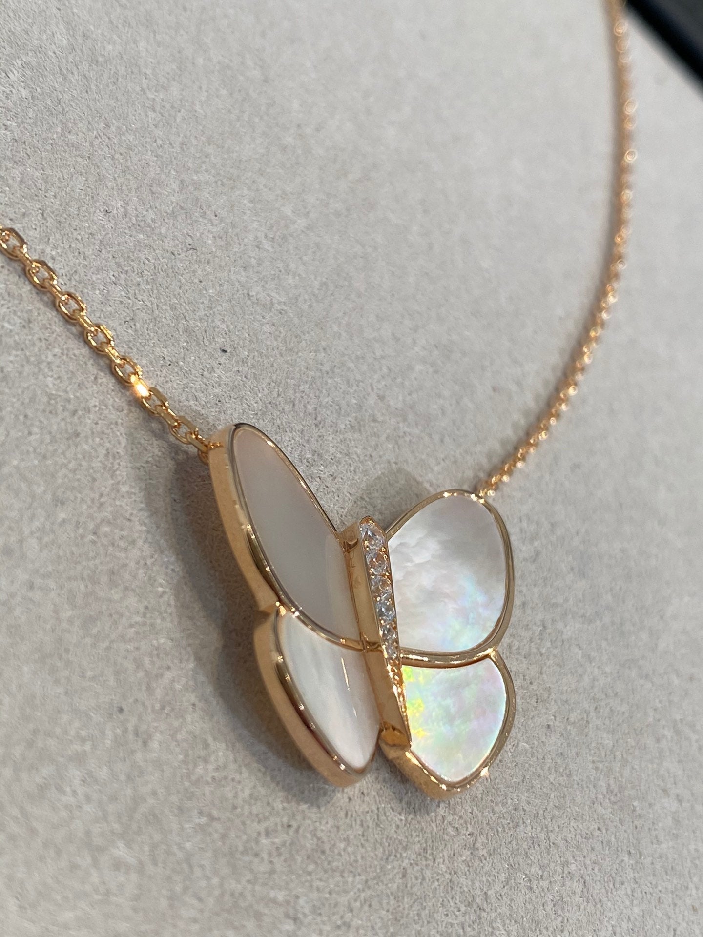 [LUXORA]BUTTERFLY GOLD MOP DIAMOND NECKLACE