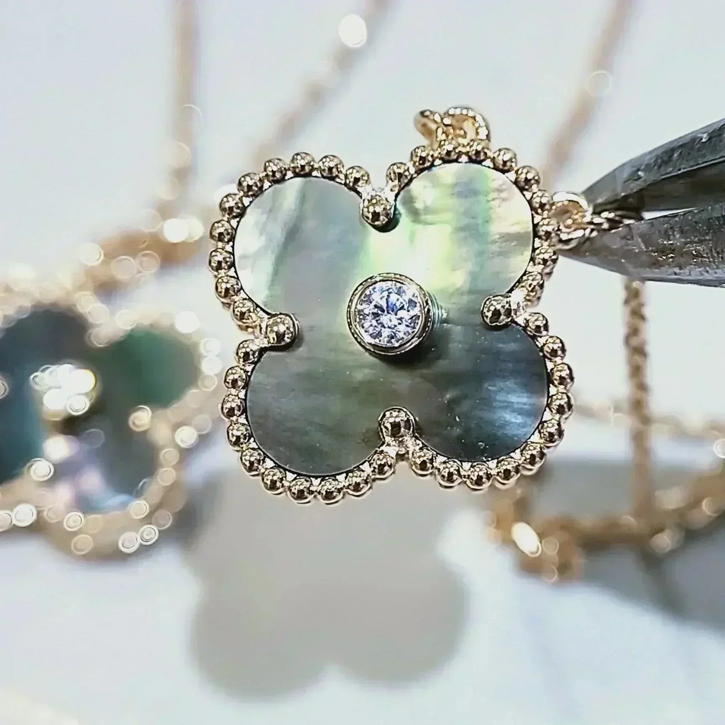 [LUXORA]CLOVER 15MM DIAMOND AND MOTHER-OF-GREY NECKLACE