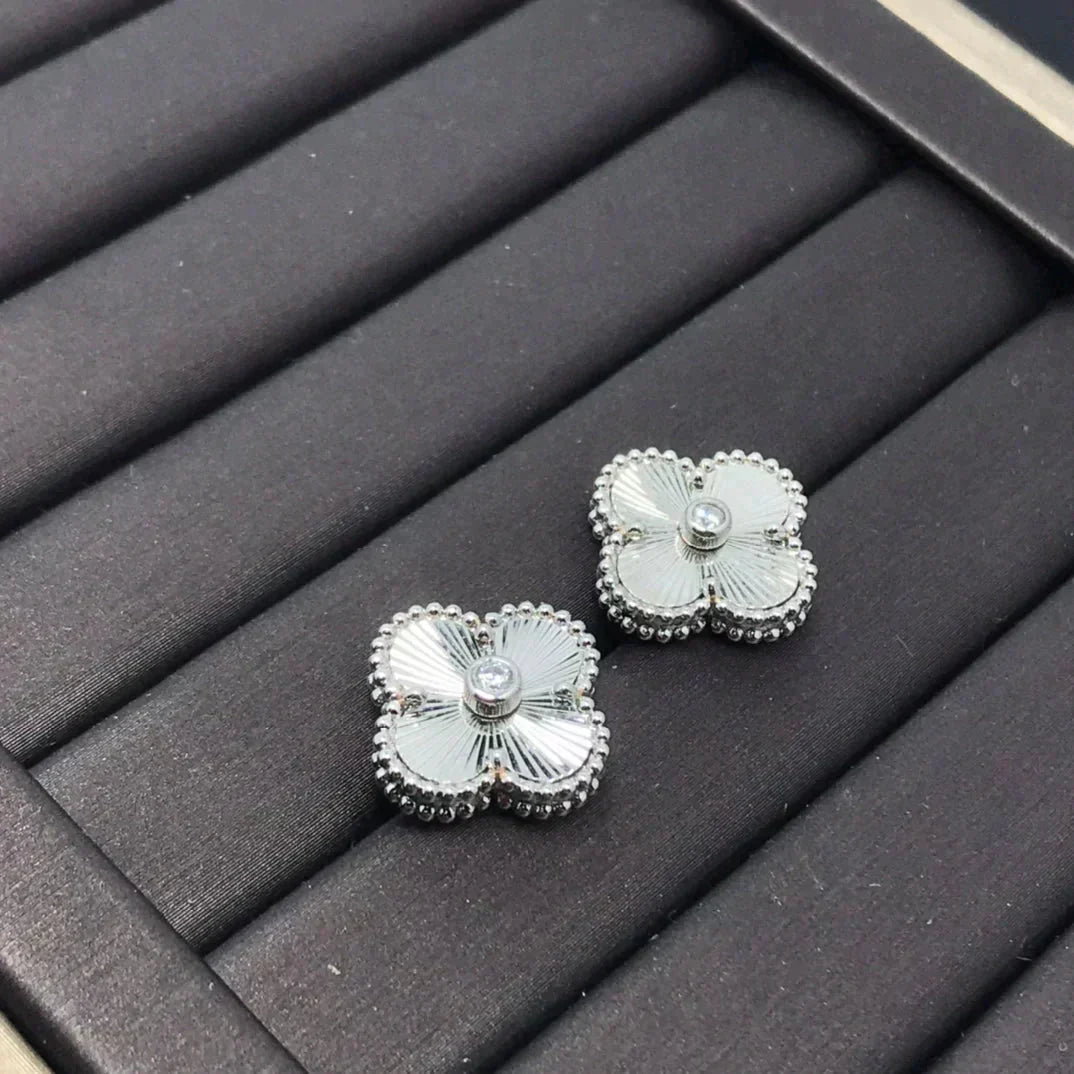 [LUXORA]CLOVER MINI 9.5MM LASER EARRINGS