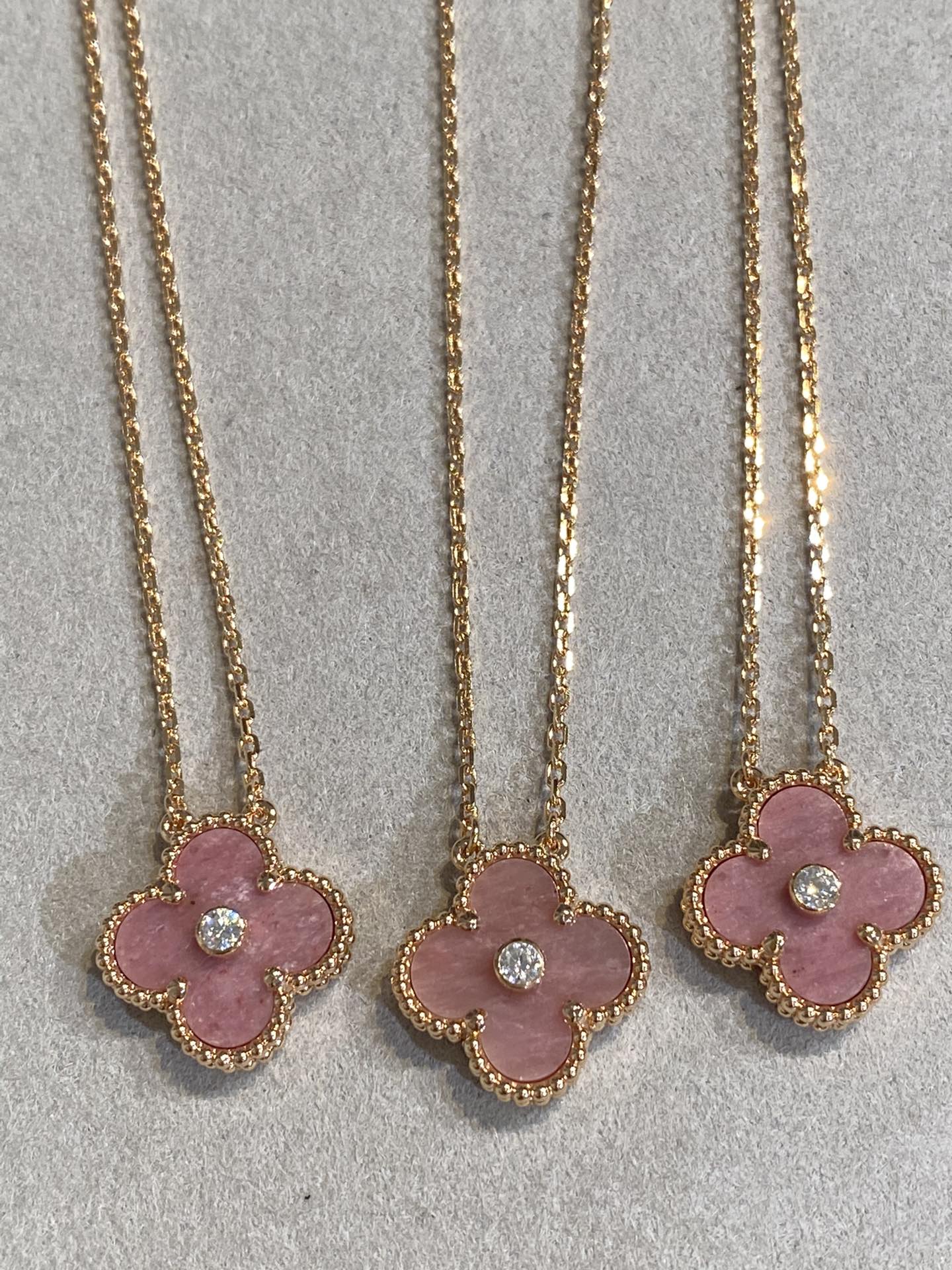[LUXORA]CLOVER 15MM DIAMOND RHODONITE NECKLACE