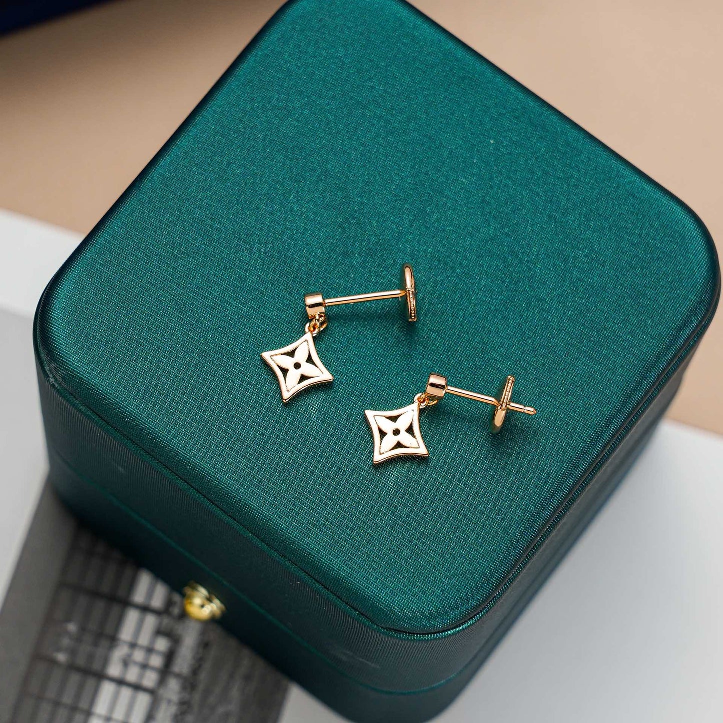 [LUXORA]STAR EARRINGS GOLD