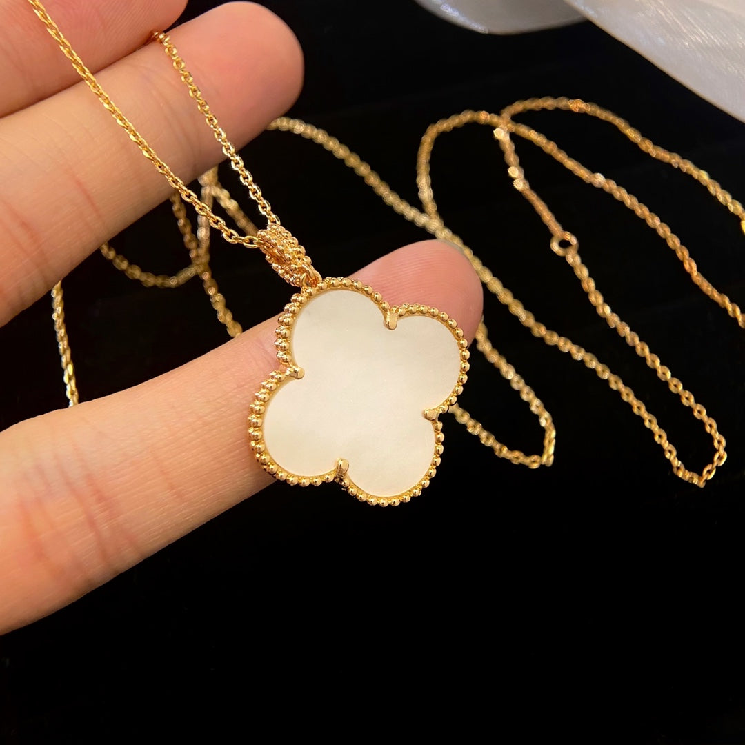 [LUXORA]CLOVER 25MM MOP LARGE PENDANT NECKLACE