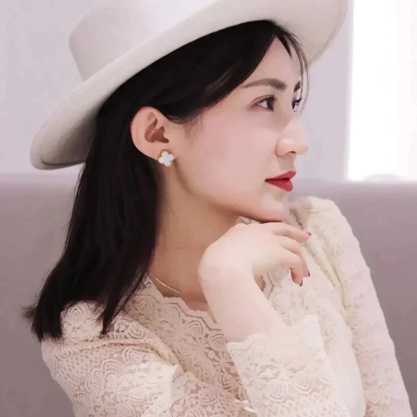 [LUXORA]CLOVER MEDIUM 1 MOTIFS  WHITE MOP STUD EARRINGS