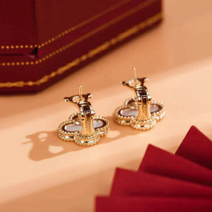 [LUXORA]CLOVER MEDIUM 1 MOTIFS  WHITE MOP STUD EARRINGS