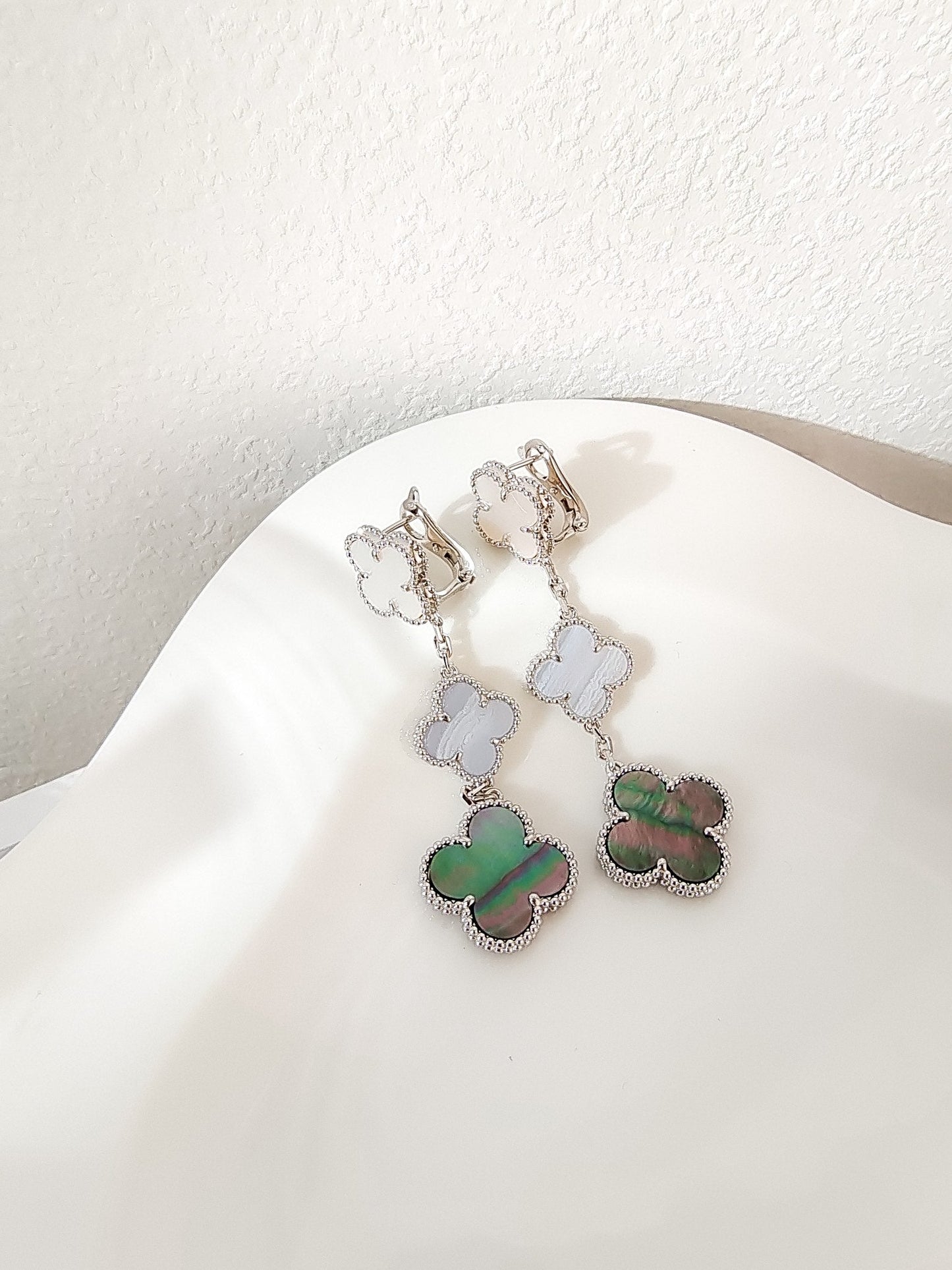 [LUXORA]CLOVER 3 MOTIFS CHALCEDONY DARK MOP SILVER EARRINGS