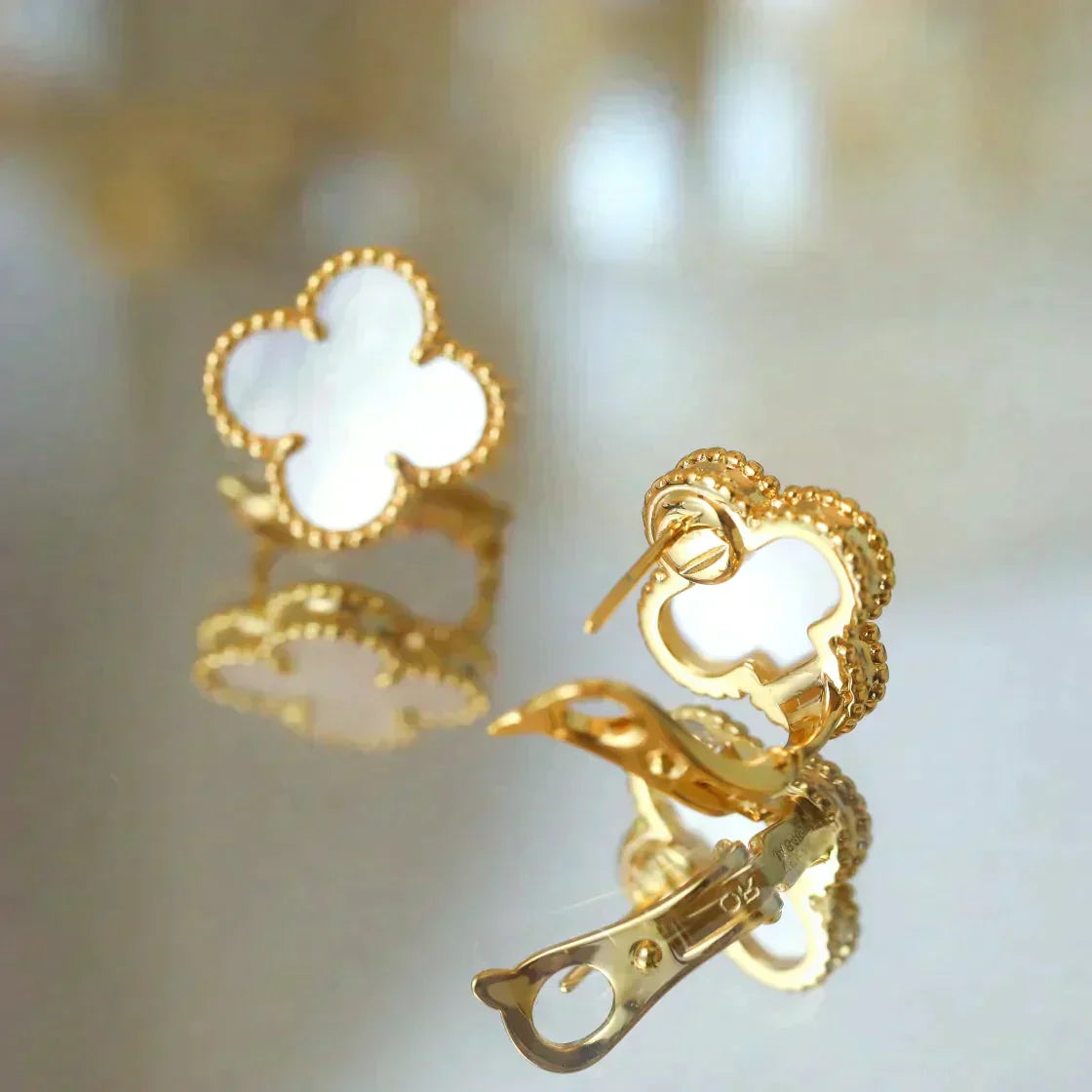 [LUXORA]CLOVER MEDIUM 1 MOTIFS  WHITE MOP STUD EARRINGS