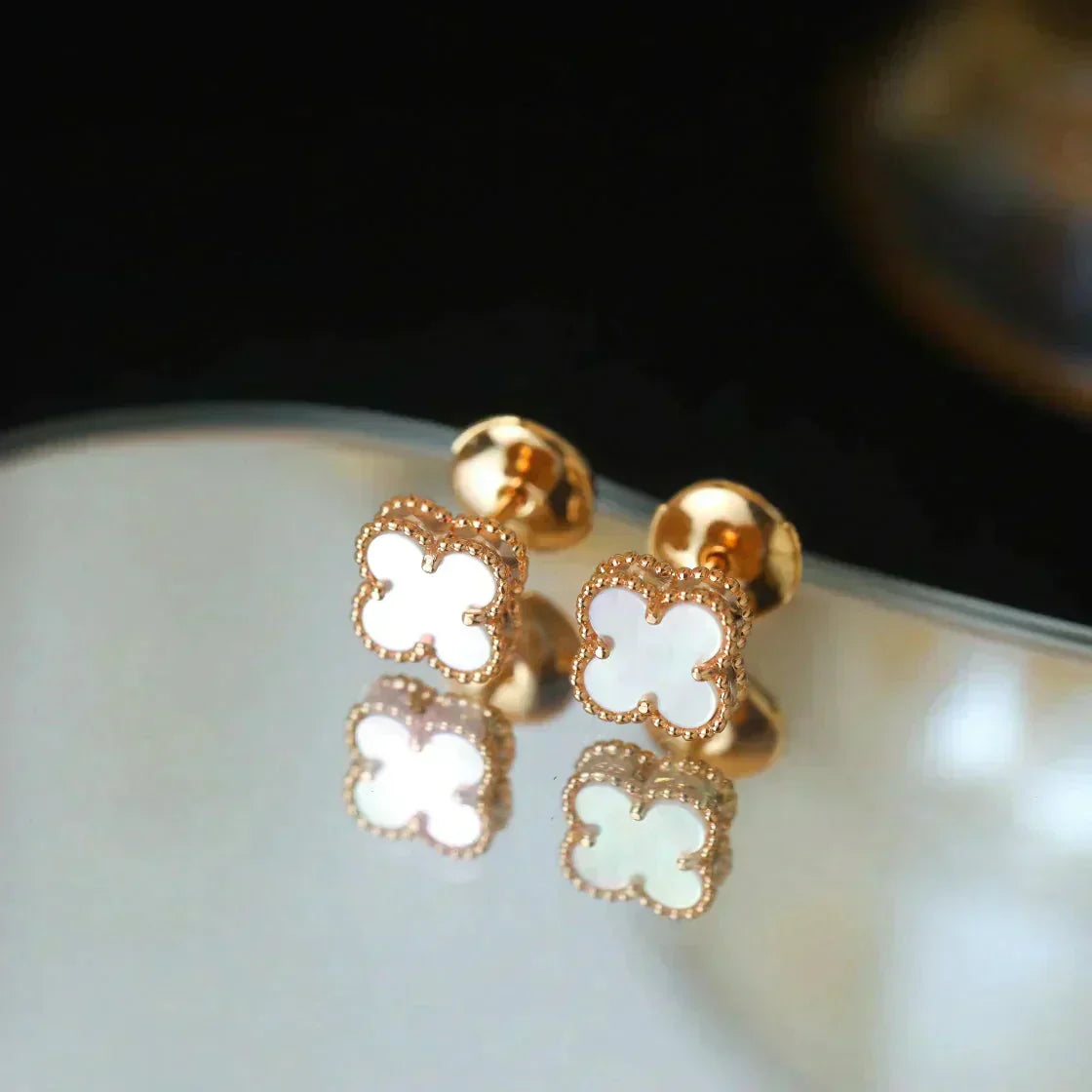 [LUXORA]CLOVER MINI 9.5MM WHITE MOP EARRINGS
