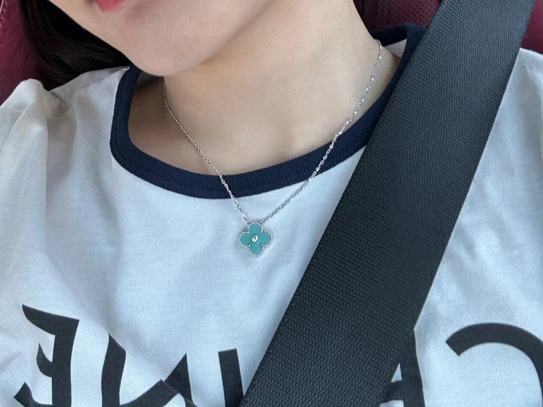 [LUXORA]CLOVER 1 DIAMOND LIGHT BLUE SILVER NECKLACE