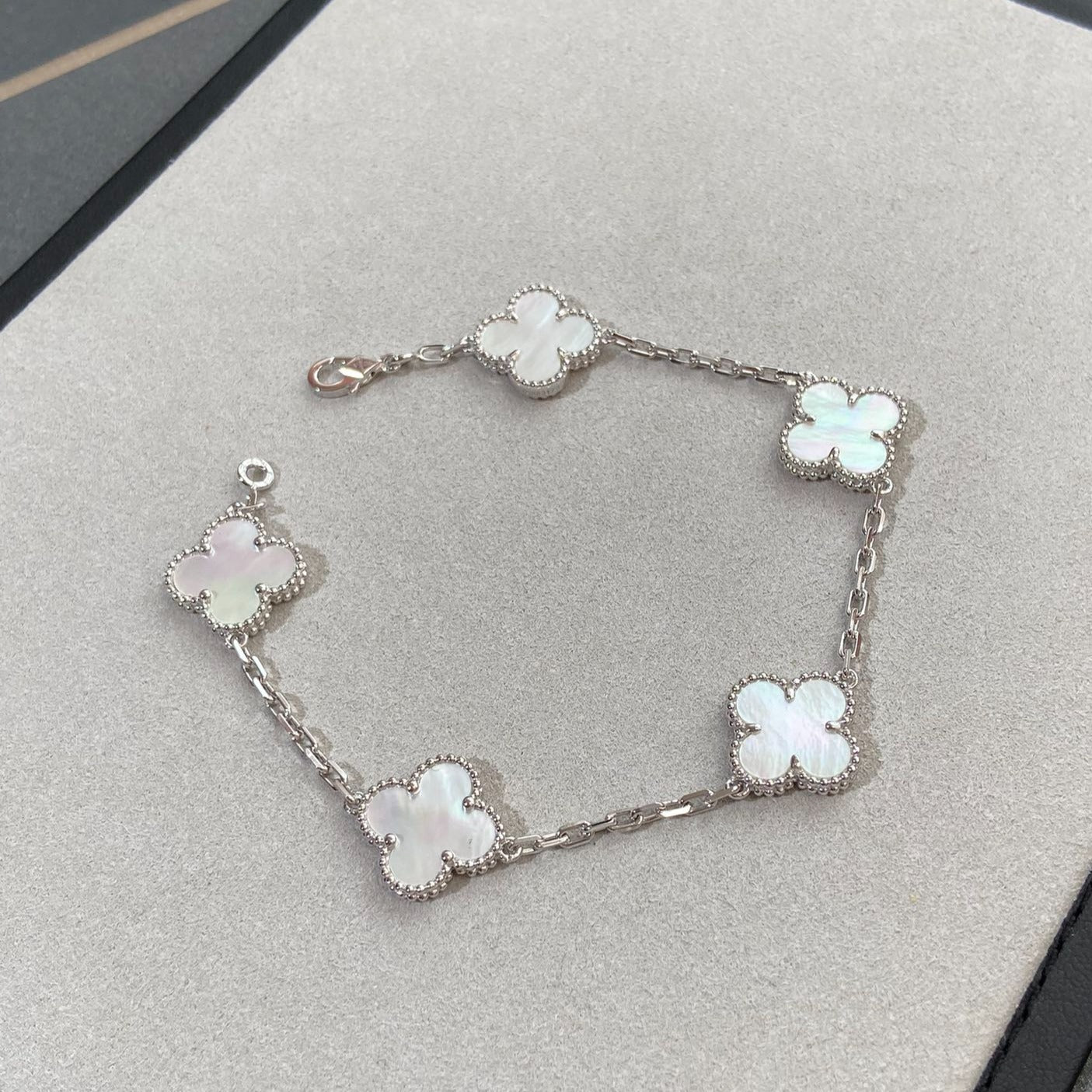 [LUXORA]CLOVER WHITE PEARL MOP 5 MOTIF BRACELET COLLECTION