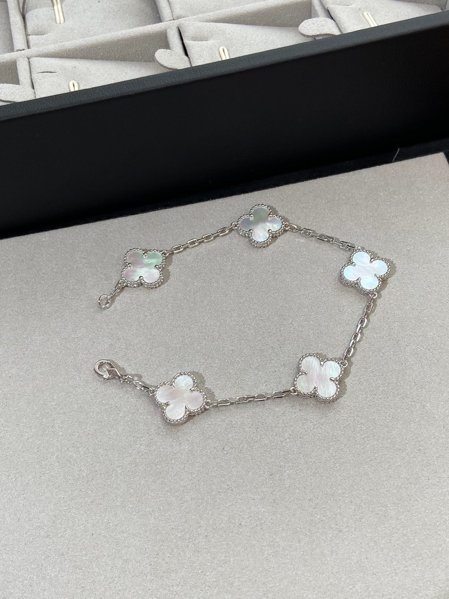 [LUXORA]CLOVER WHITE PEARL MOP 5 MOTIF BRACELET COLLECTION