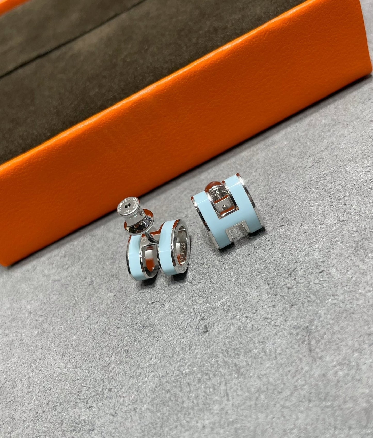 [LUXORA]POP H SKY BLUE STUD EARRINGS