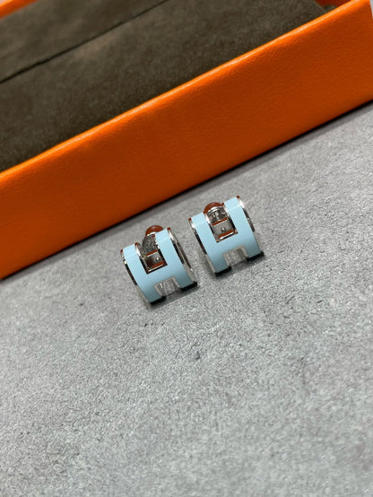 [LUXORA]POP H SKY BLUE STUD EARRINGS