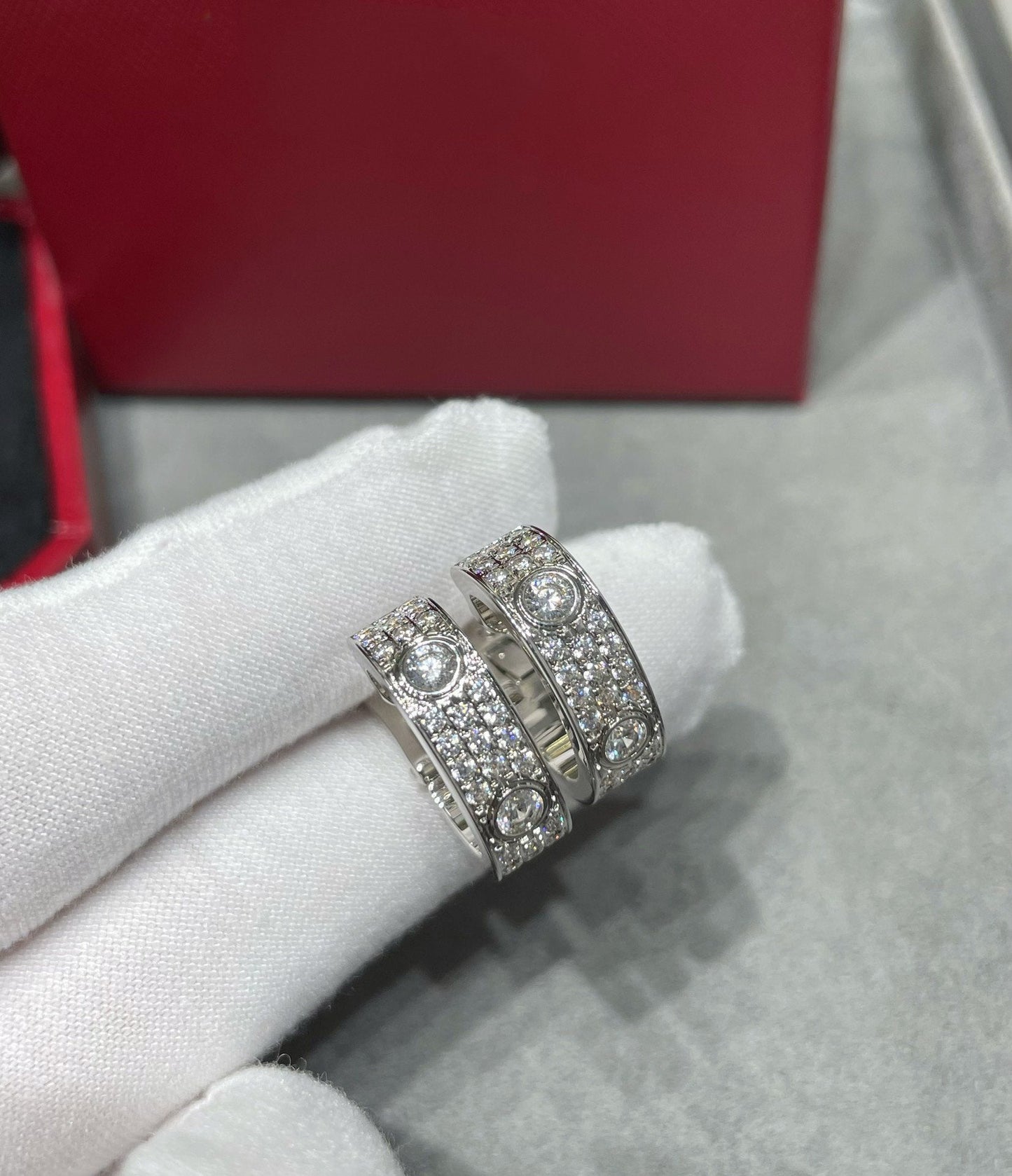 [LUXORA]LOVE 5.5MM DIAMOND PAVED EARRINGS