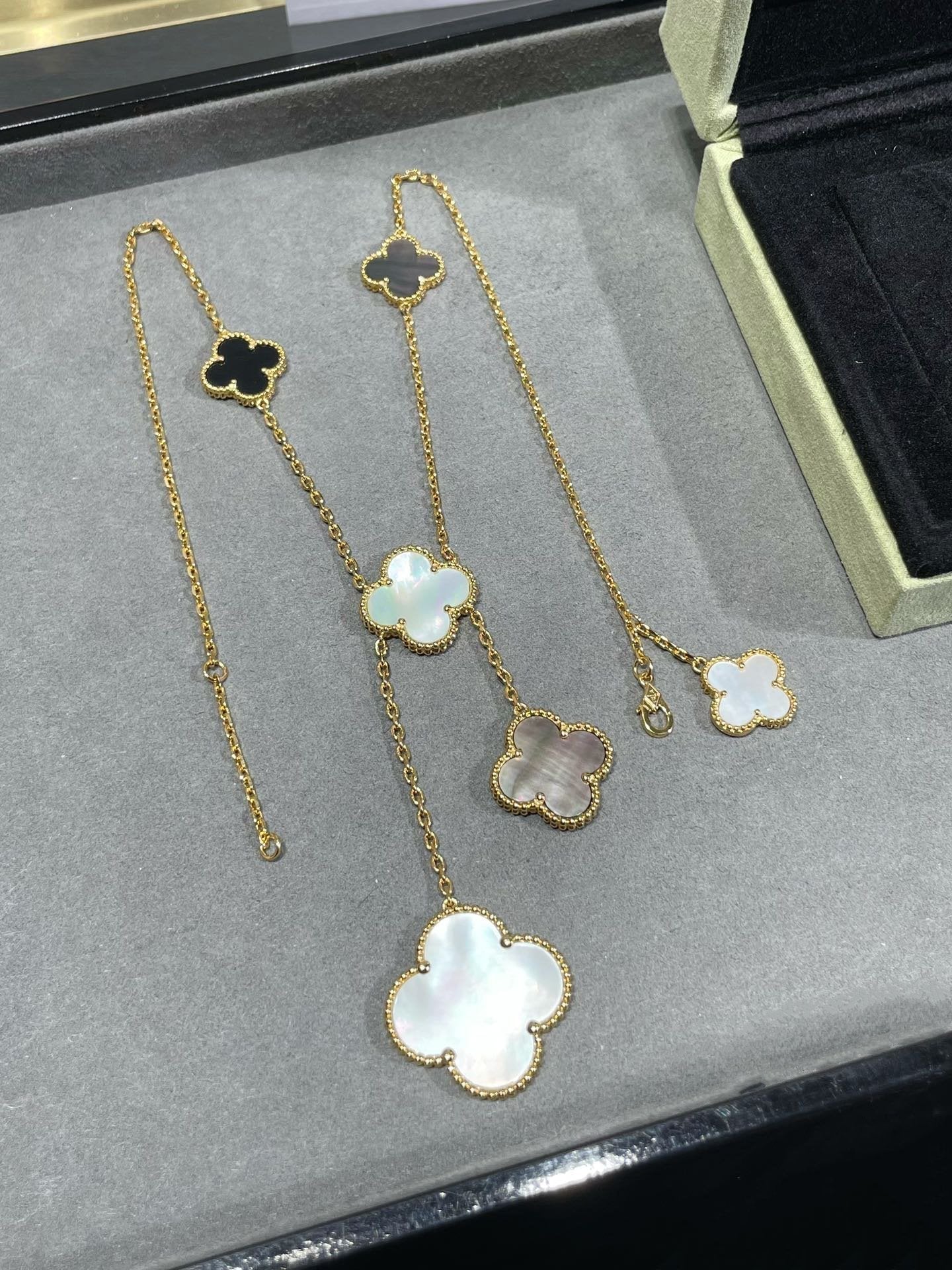 [LUXORA]CLOVER 6 MOTIF MOP ONYX GOLD NECKLACE