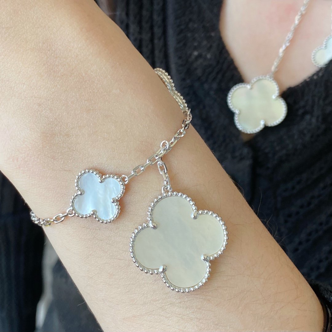 [LUXORA]CLOVER 5 MOTIF WHITE MOP SILVER BRACELET