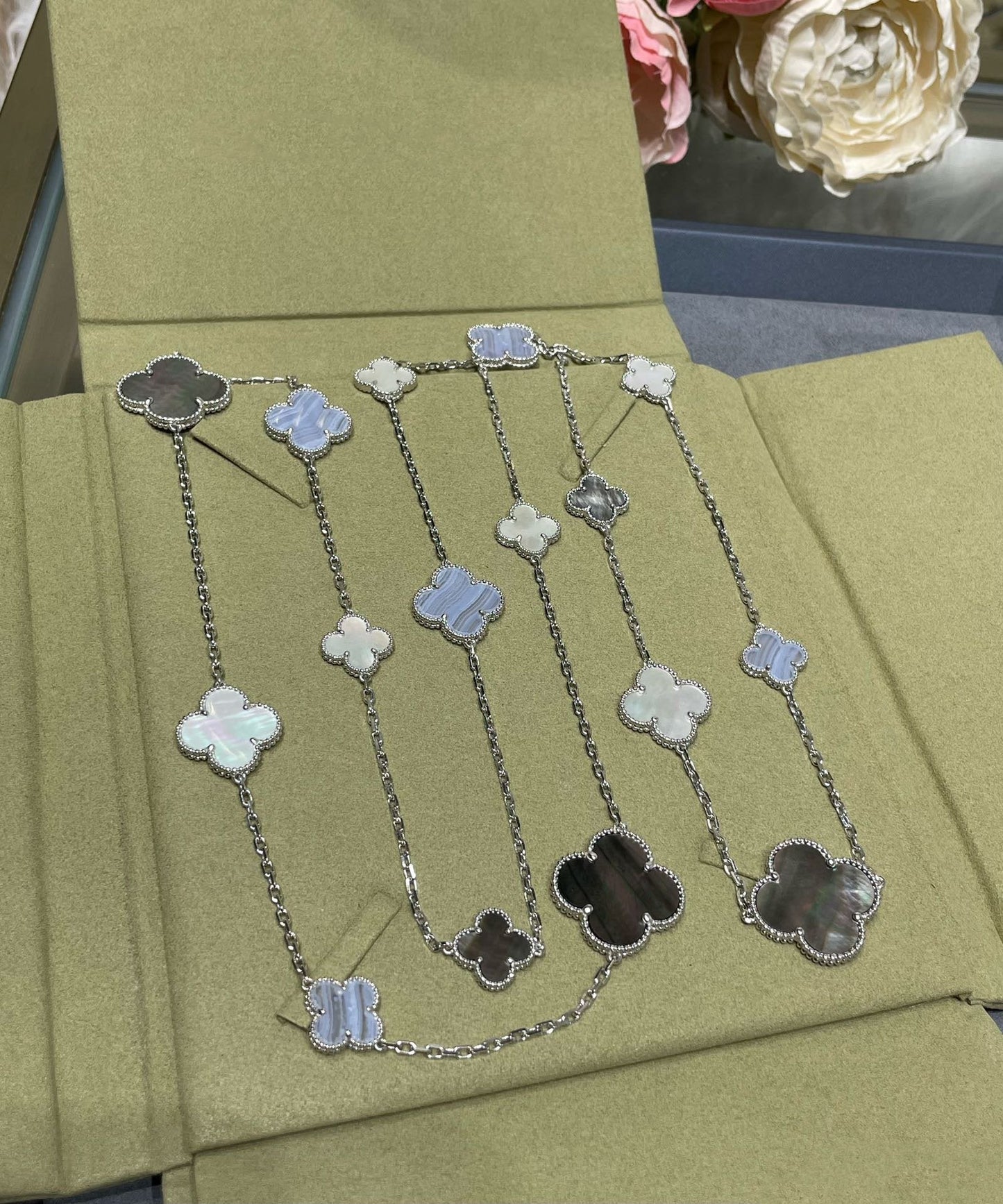 [LUXORA]CLOVER 16 MOTIF CHALCEDONY MOP SILVER NECKLACE