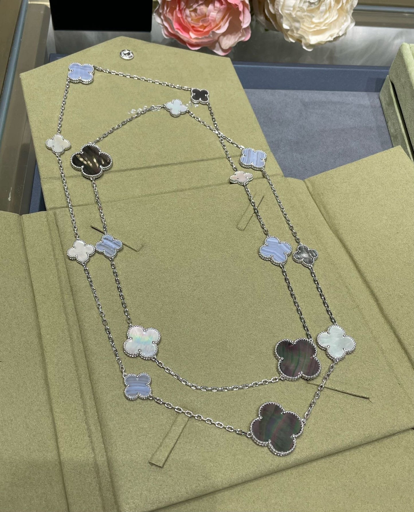 [LUXORA]CLOVER 16 MOTIF CHALCEDONY MOP SILVER NECKLACE
