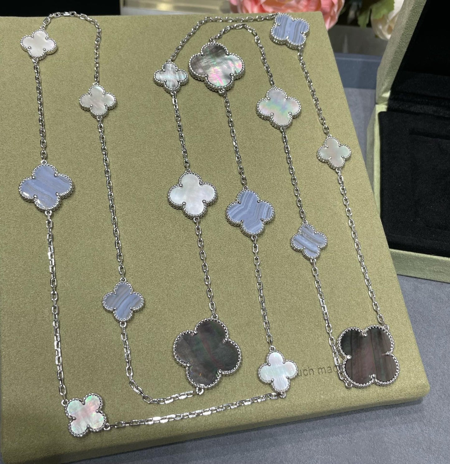 [LUXORA]CLOVER 16 MOTIF CHALCEDONY MOP SILVER NECKLACE