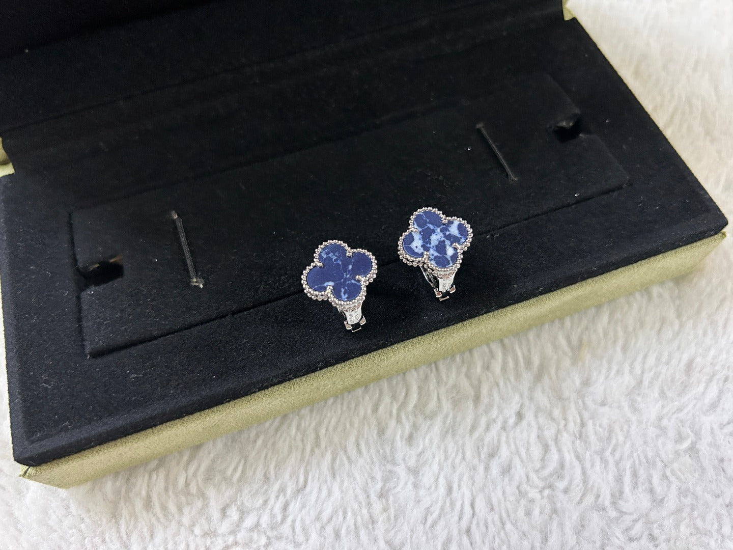 [LUXORA]CLOVER PIETERSITE MEDIUM STUD EARRINGS