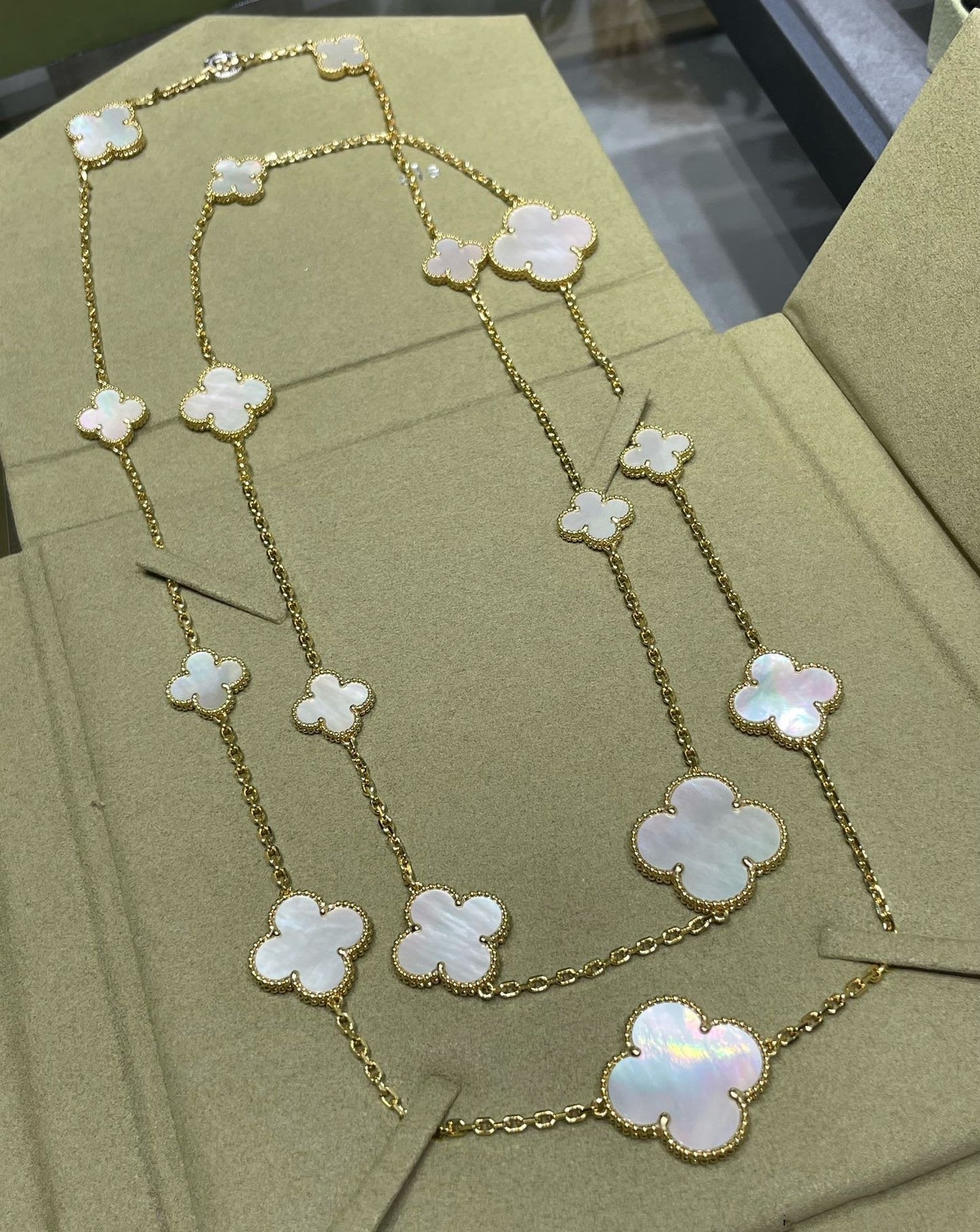 [LUXORA]CLOVER 16 MOTIF WHITE MOP GOLD NECKLACE