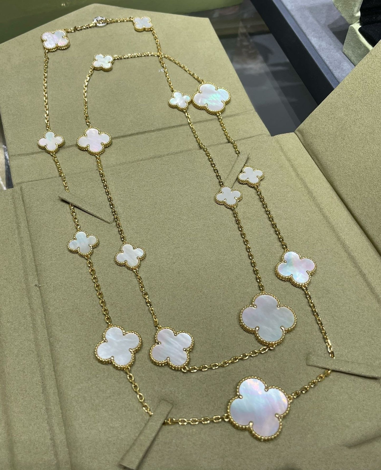 [LUXORA]CLOVER 16 MOTIF WHITE MOP GOLD NECKLACE