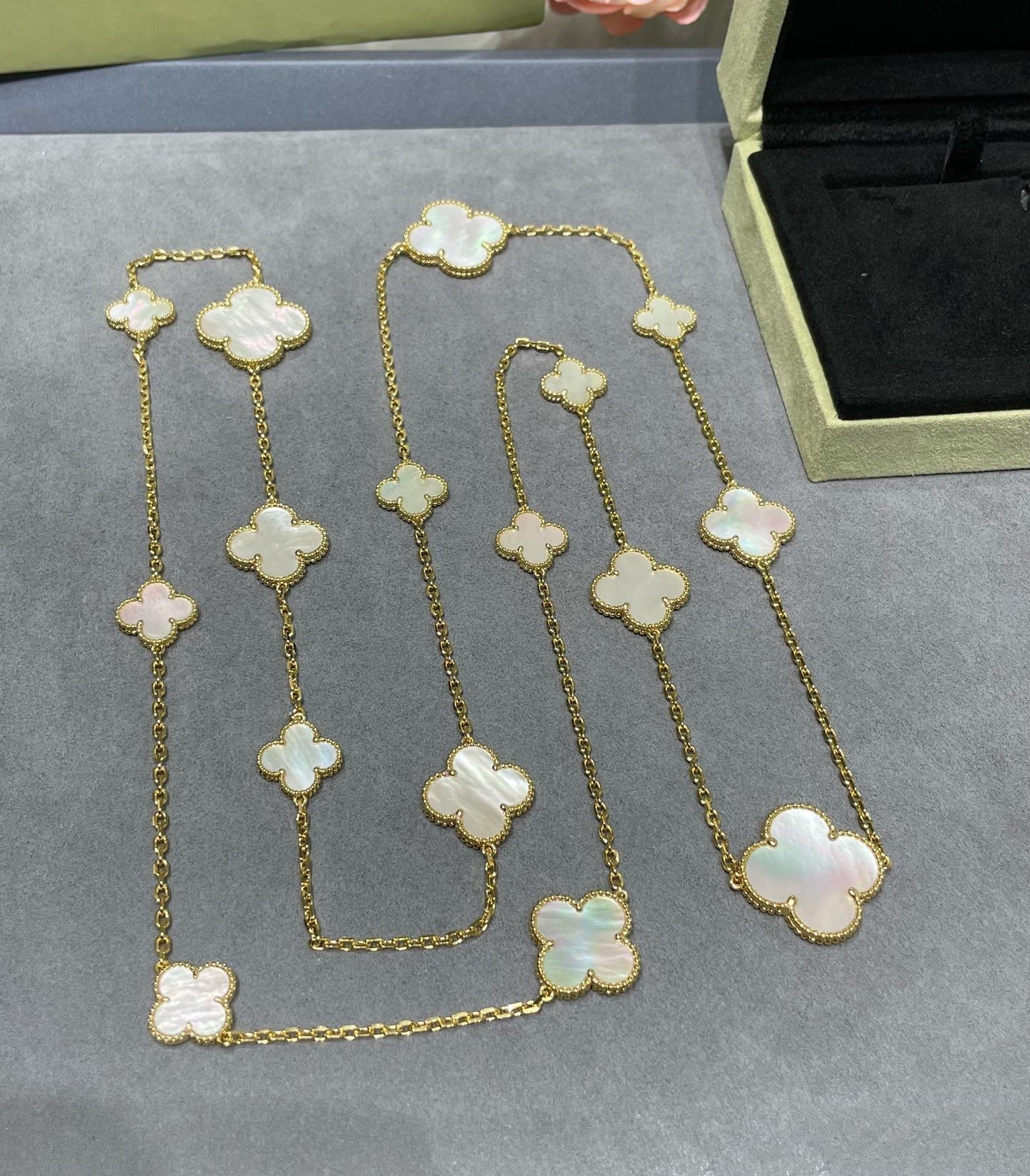[LUXORA]CLOVER 16 MOTIF WHITE MOP GOLD NECKLACE
