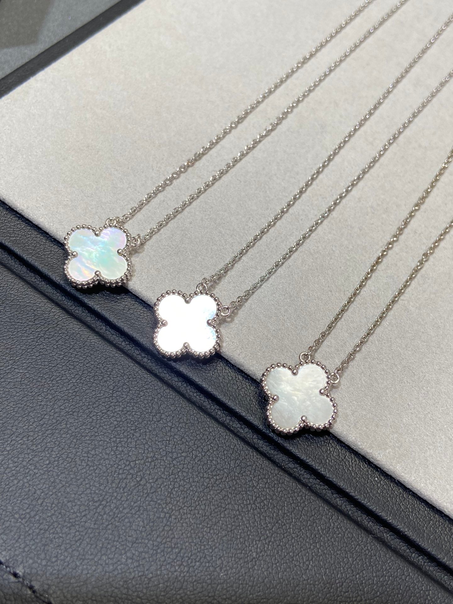 [LUXORA]CLOVER MEDIUM SILVER WHITE MOP NECKLACE