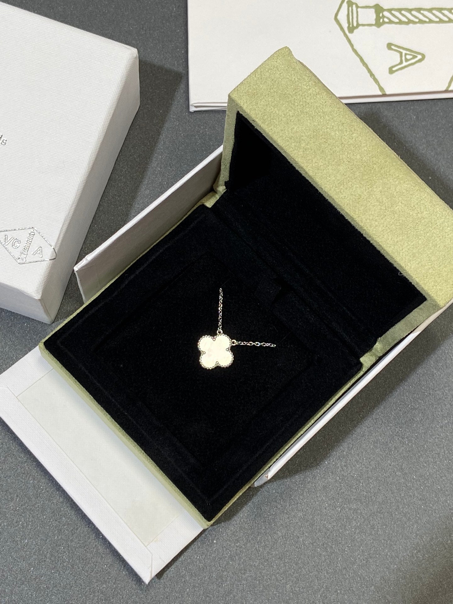 [LUXORA]CLOVER MEDIUM SILVER WHITE MOP NECKLACE