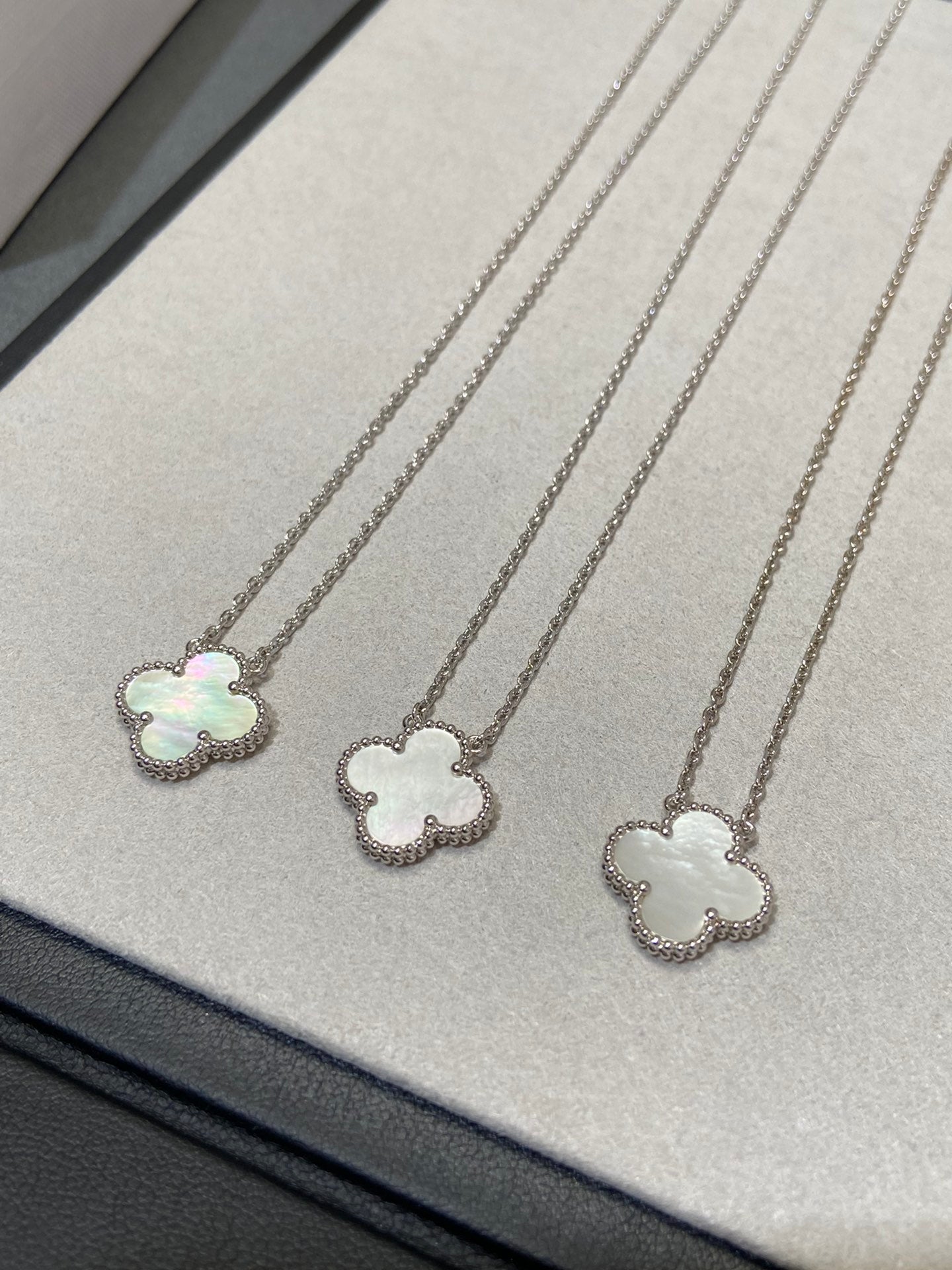 [LUXORA]CLOVER MEDIUM SILVER WHITE MOP NECKLACE
