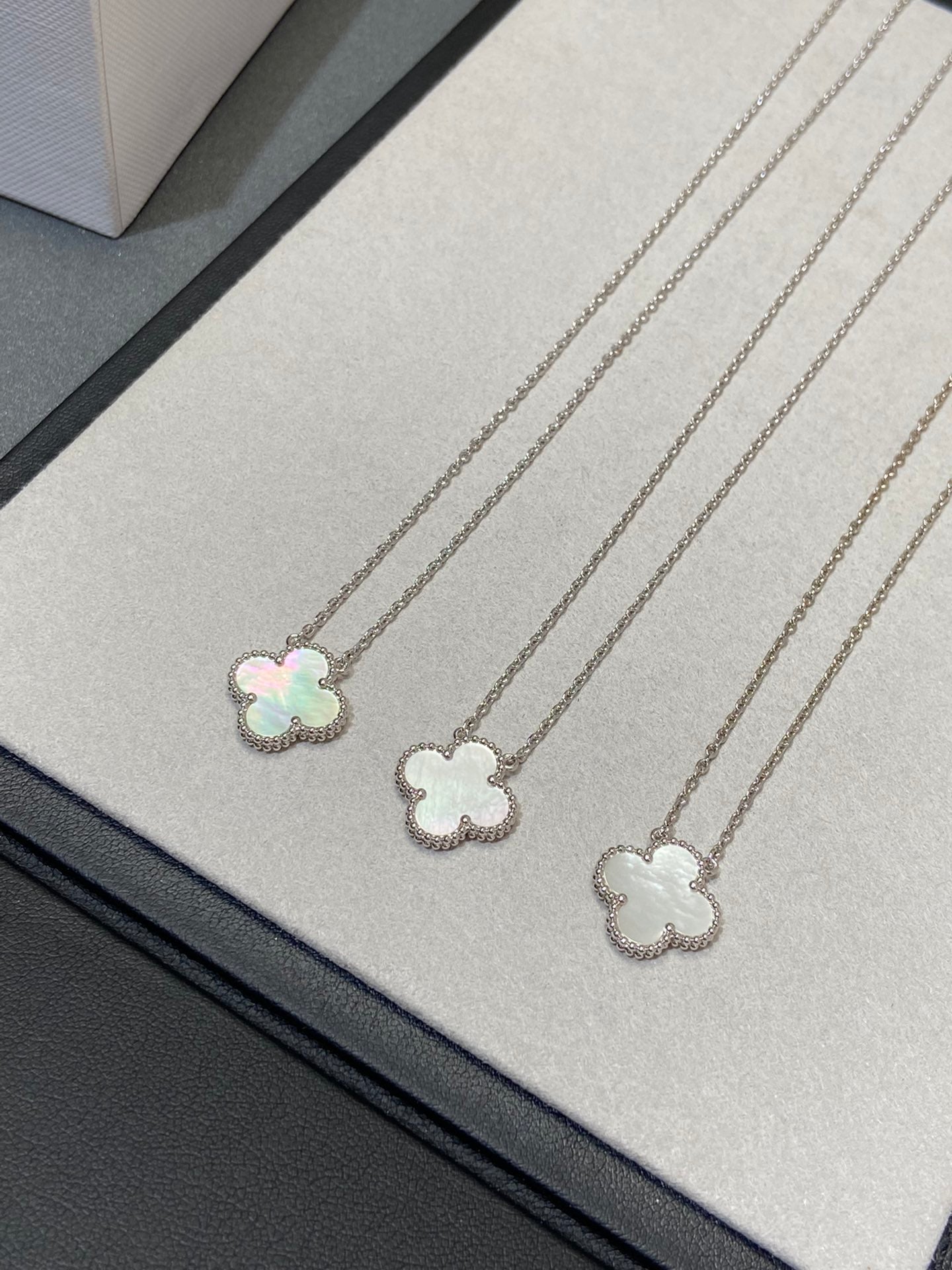 [LUXORA]CLOVER MEDIUM SILVER WHITE MOP NECKLACE