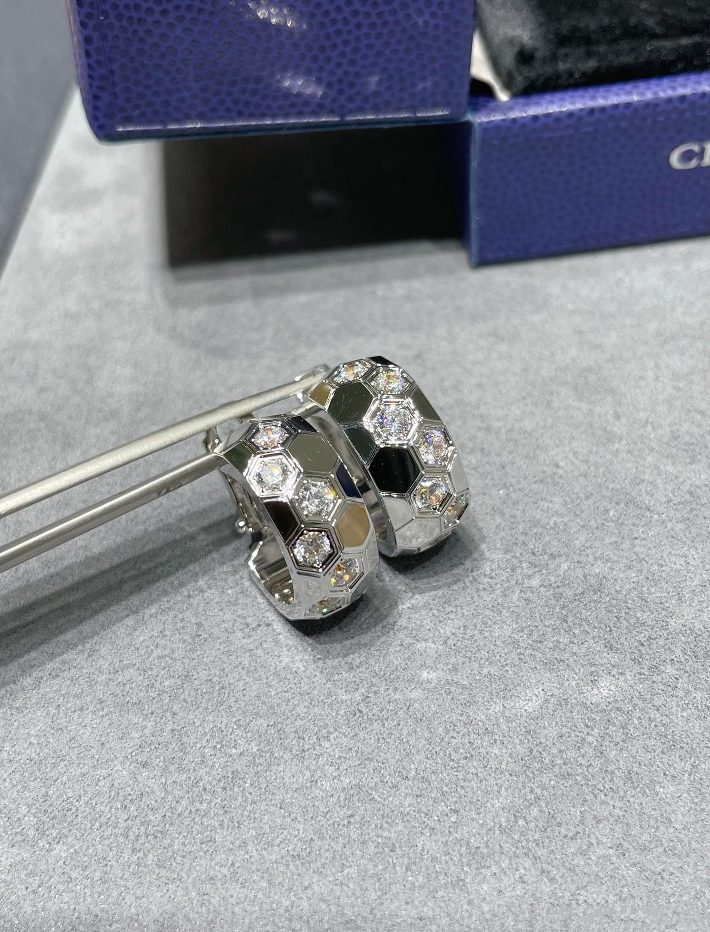 [LUXORA]BEE LOVE DIAMOND HOOP EARRINGS