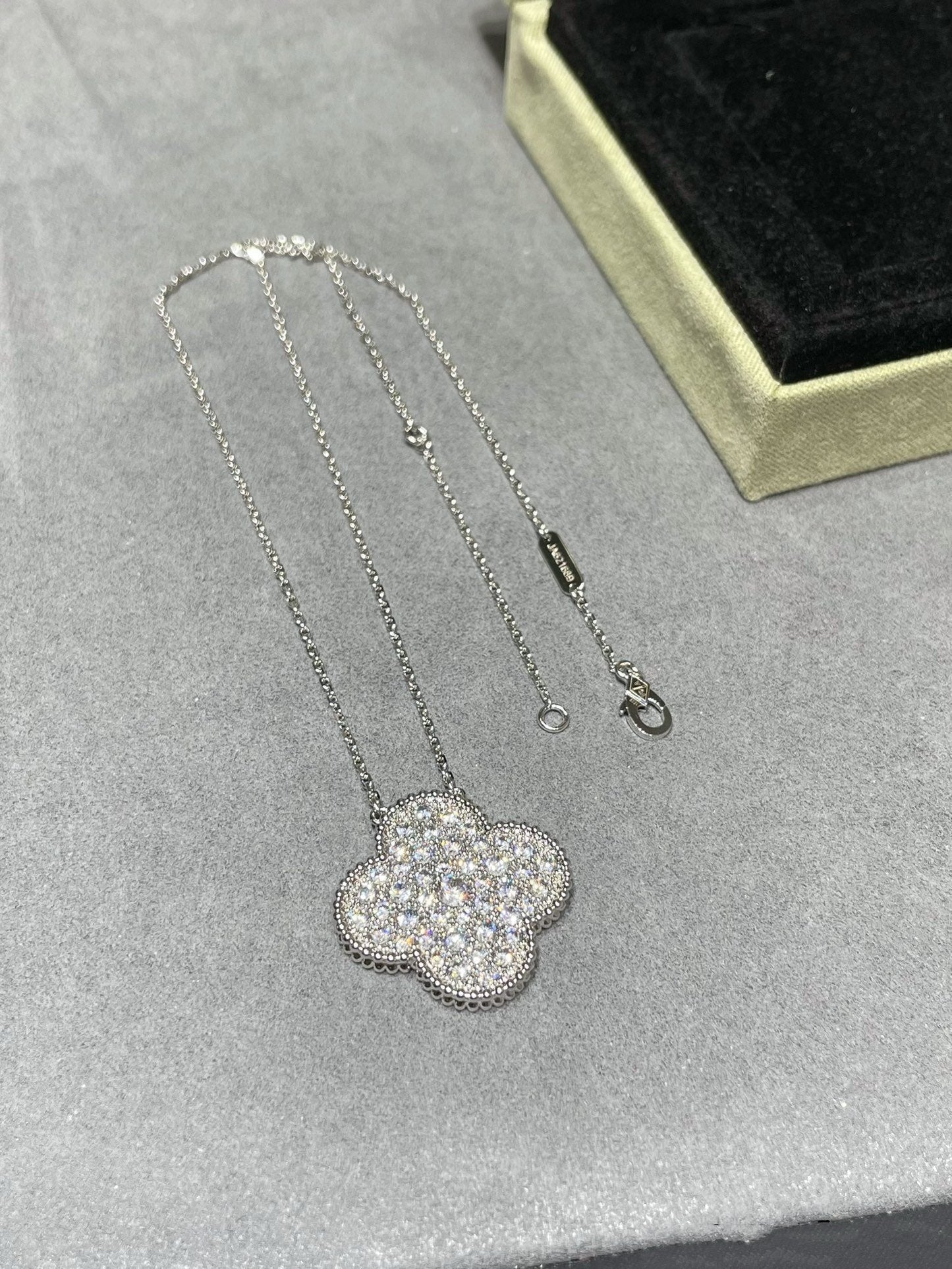 [LUXORA]CLOVER 25MM LARGE PENDANT DIAMOND PAVED SILVER NECKLACE