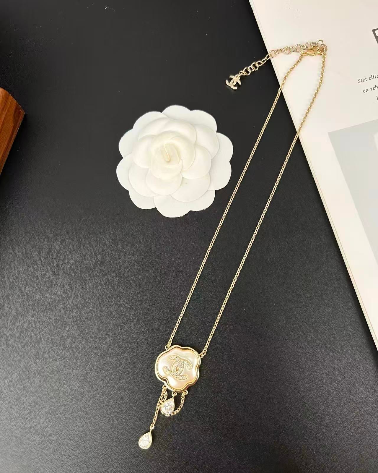 [LUXORA]Cloud Pearl Mother-of-Pearl Diamond Chain Pendant Necklace