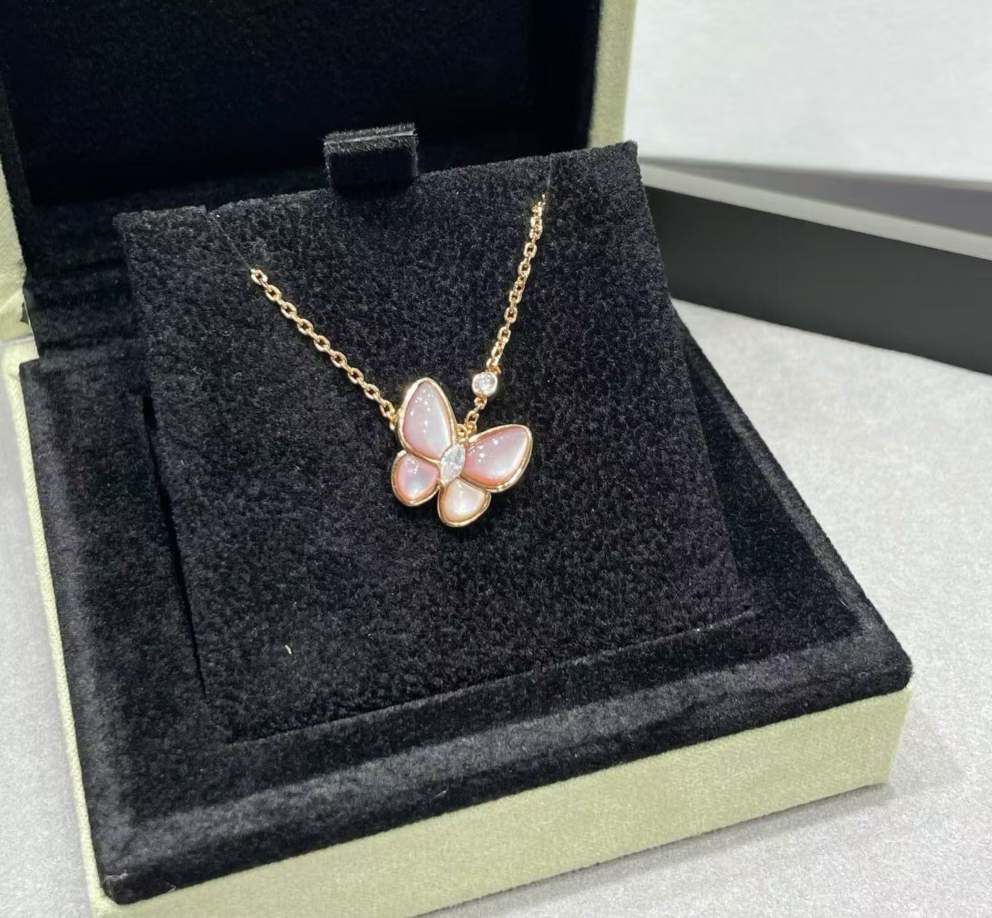 [LUXORA]BUTTERFLY PINK MOTHER-OF-PEARL DIAMOND NECKLACE