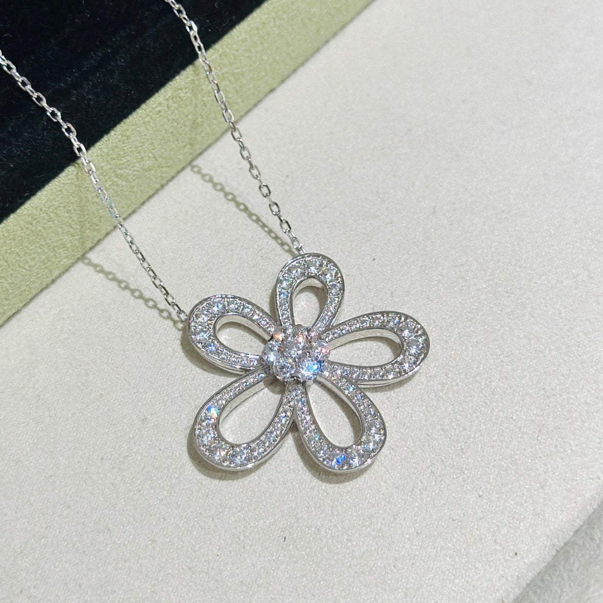 [LUXORA]FLOWERLACE NECKLACE FULL DIAMONDS