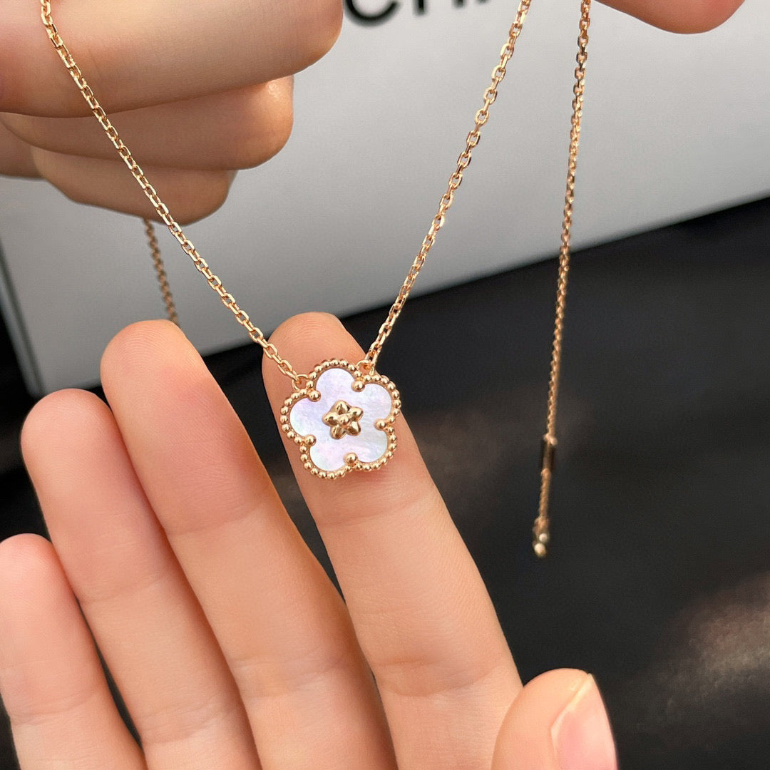 [LUXORA]LUCKY  WHITE MOP  PLUM BLOSSOM NECKLACE