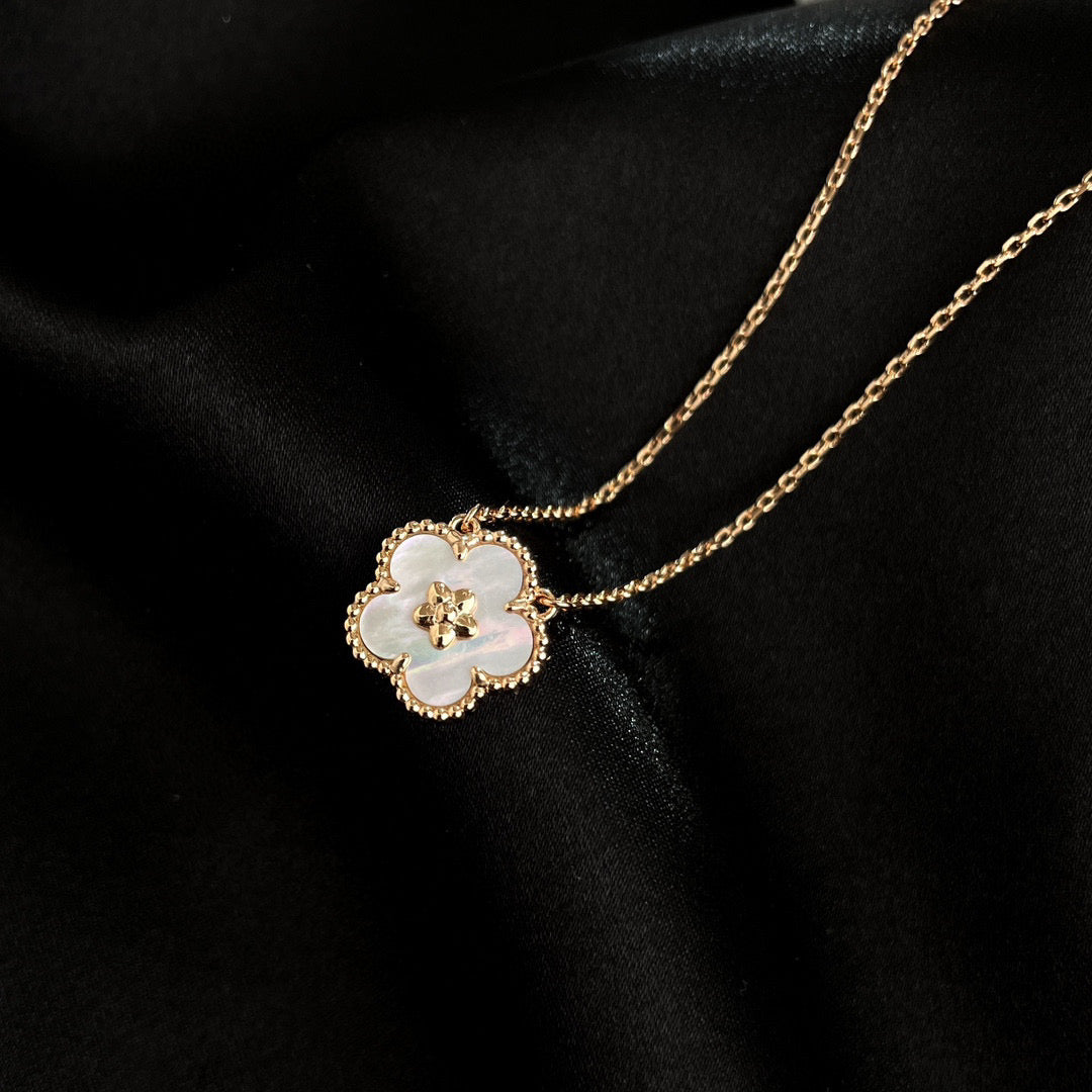 [LUXORA]LUCKY  WHITE MOP  PLUM BLOSSOM NECKLACE