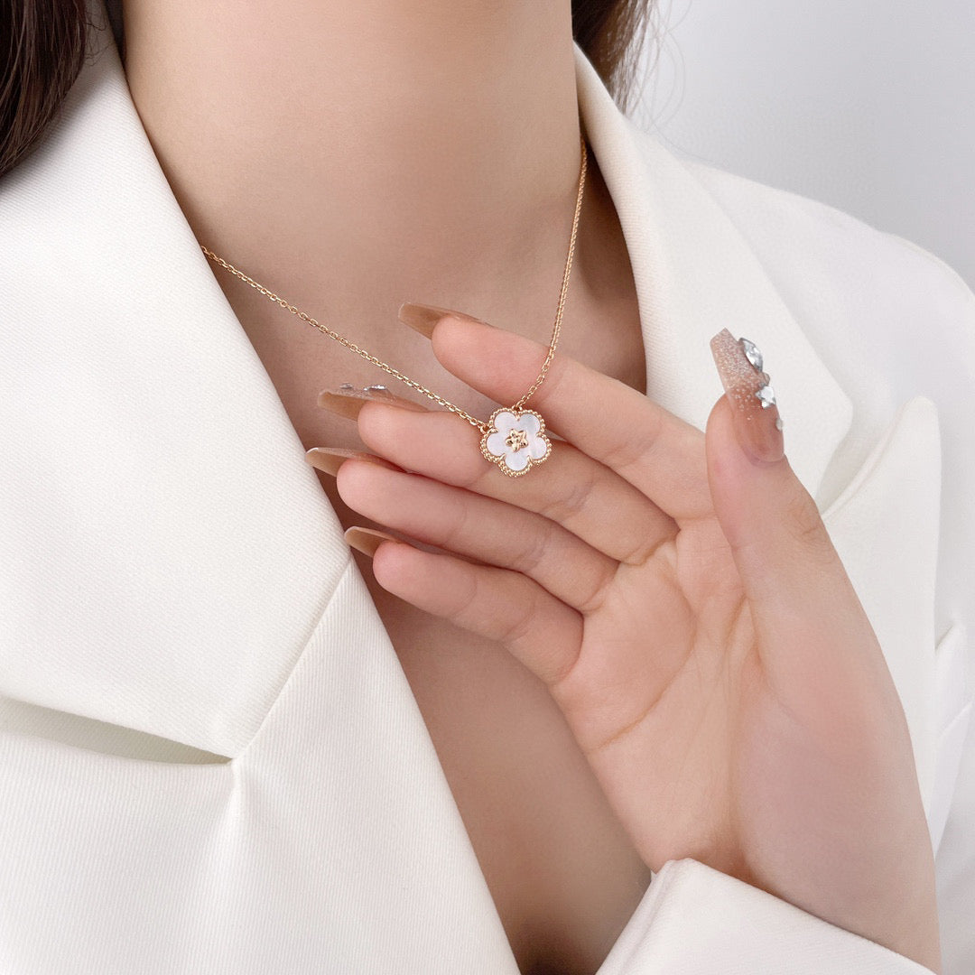 [LUXORA]LUCKY  WHITE MOP  PLUM BLOSSOM NECKLACE