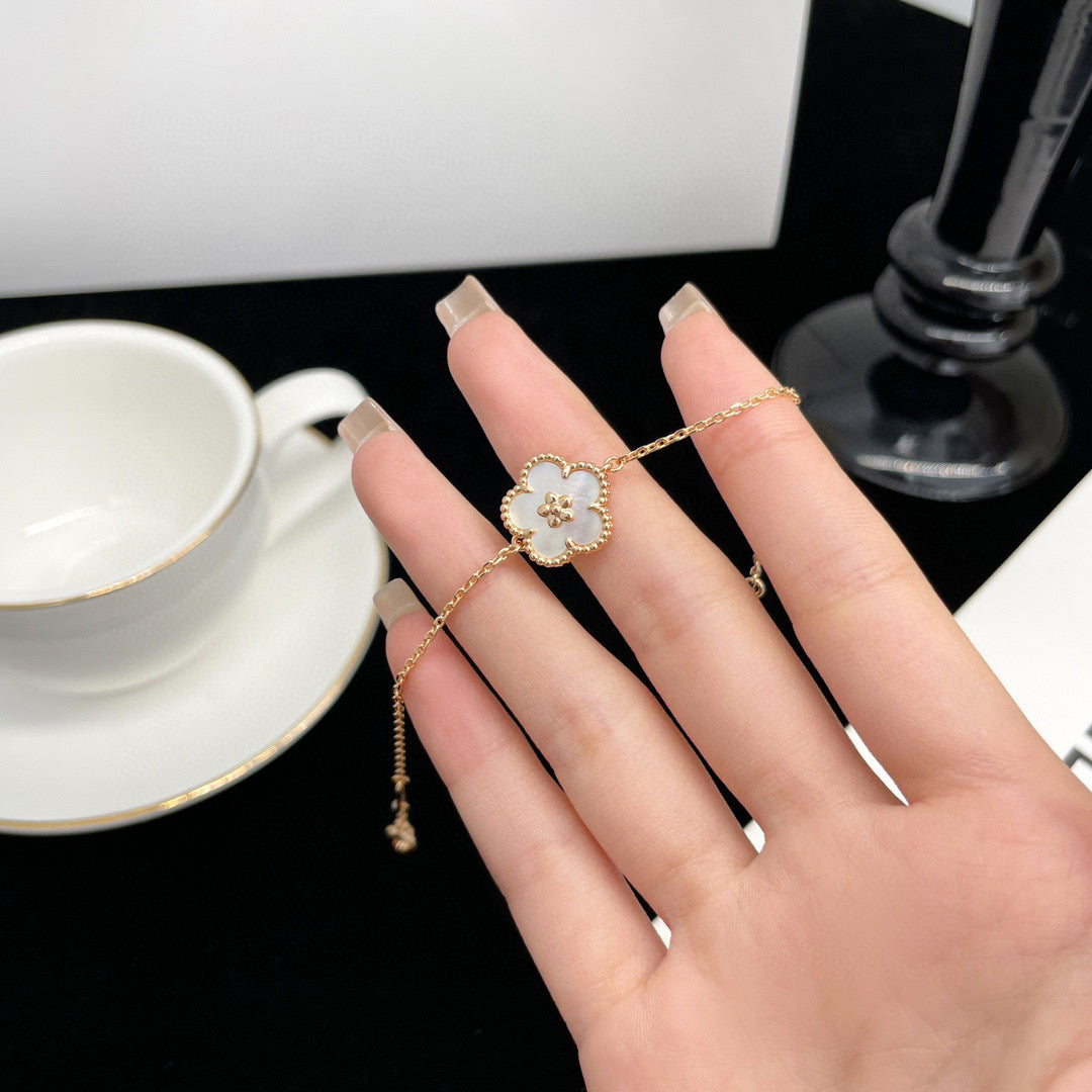 [LUXORA]LUCKY WHITE MOP PLUM BLOSSOM  BRACELET