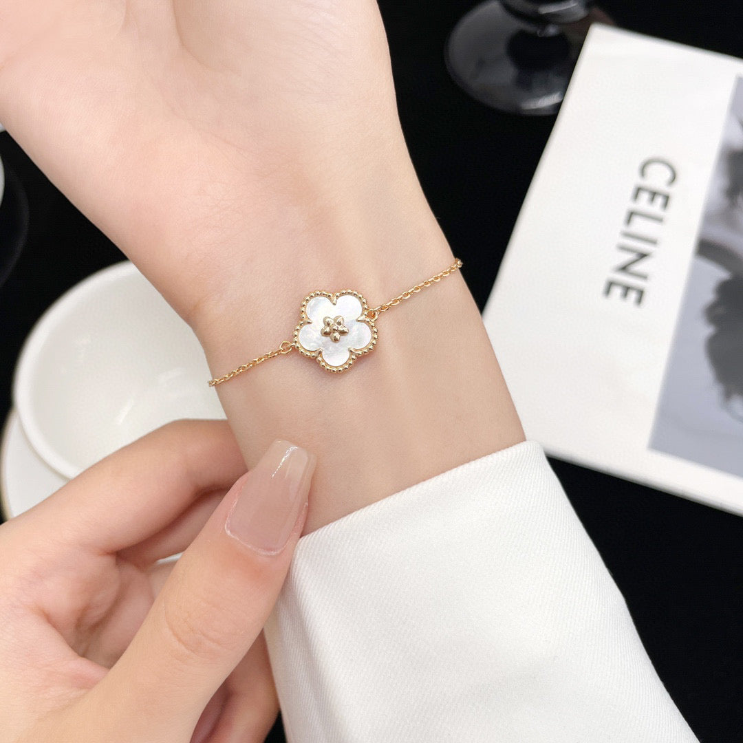 [LUXORA]LUCKY WHITE MOP PLUM BLOSSOM  BRACELET