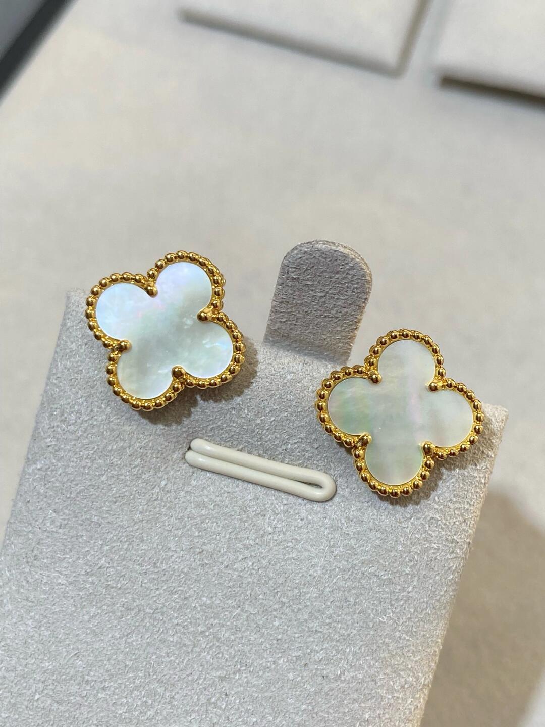 [LUXORA] CLOVER LARGE (20mm) 1 MOTIFS WHITE MOP STUD EARRINGS