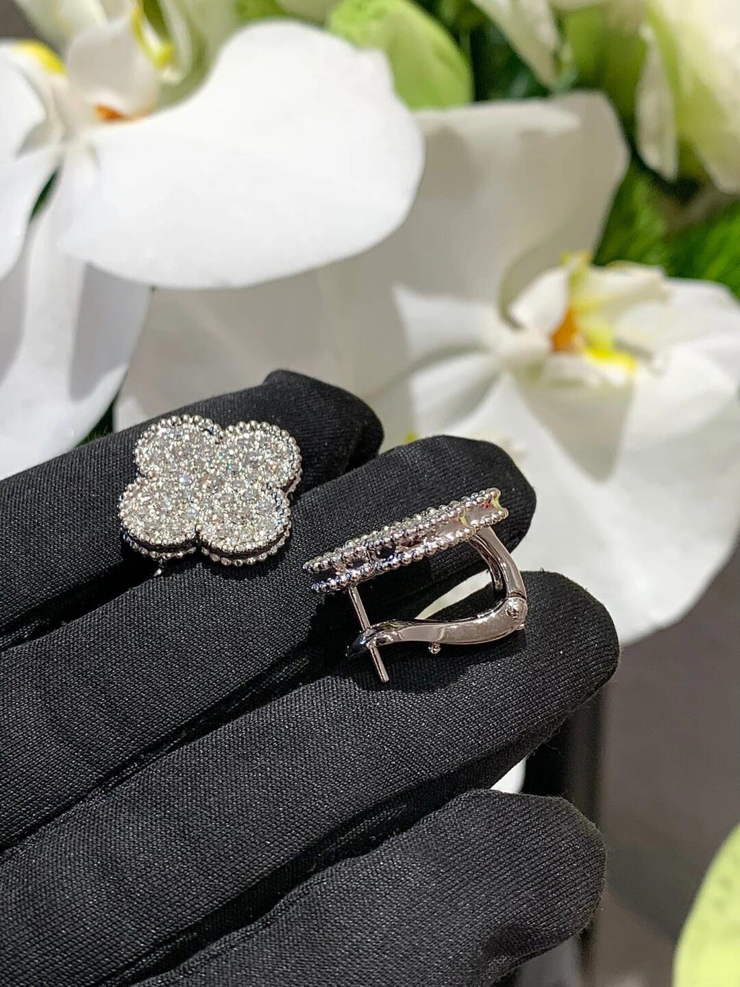 [LUXORA]CLOVER 20MM MOTIFS DIAMOND STUD EARRINGS SILVER