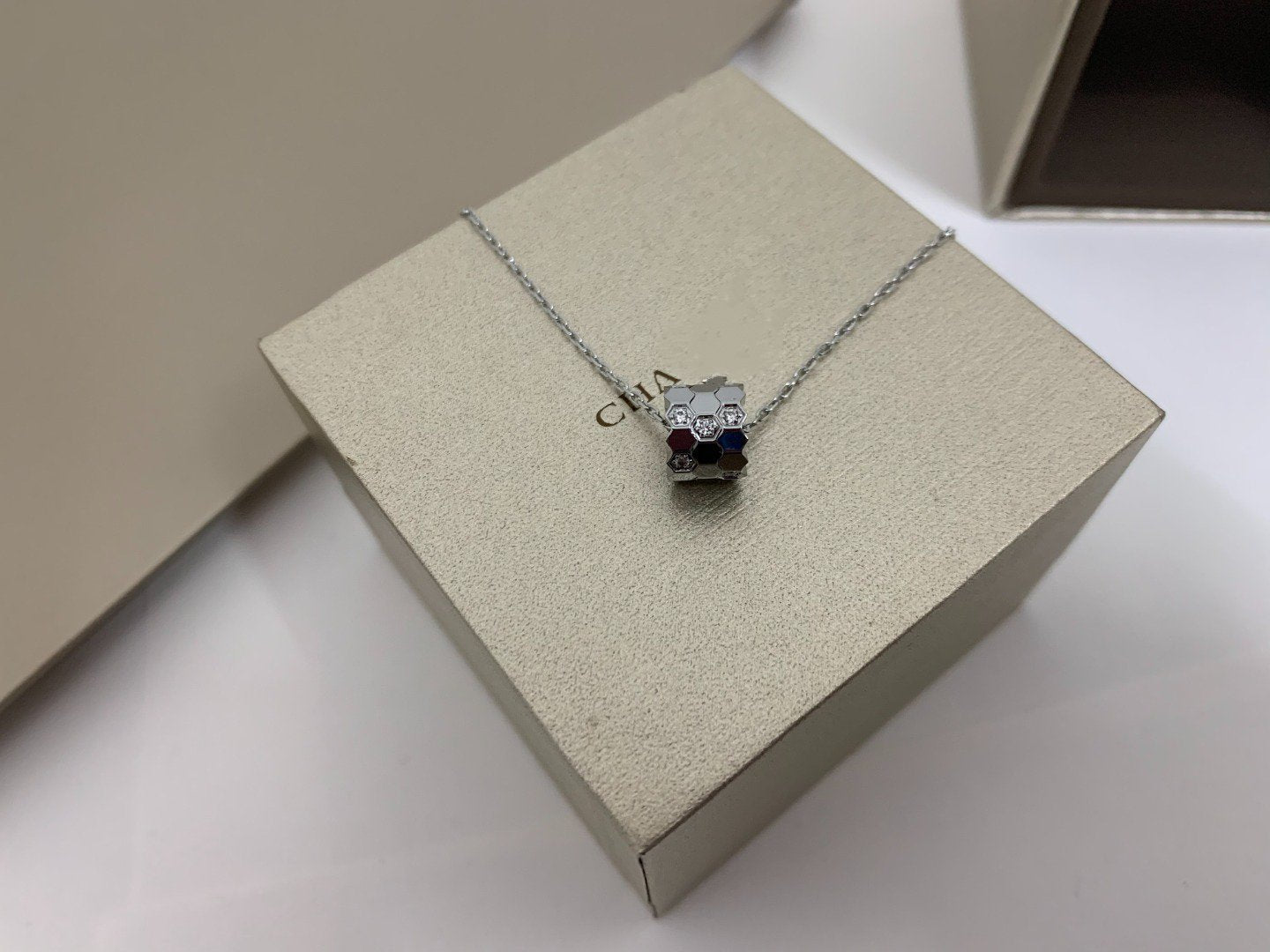 [LUXORA]BEE LOVE DIAMOND NECKLACE