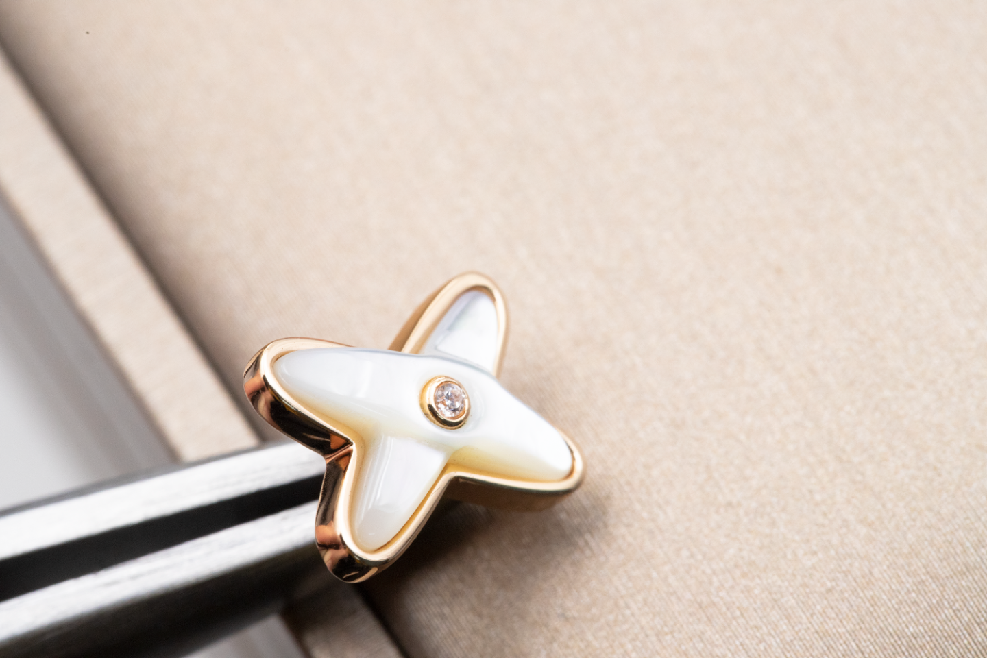[LUXORA]JEUX DE WHITE MOP ROSE GOLD DIAMOND EARRINGS