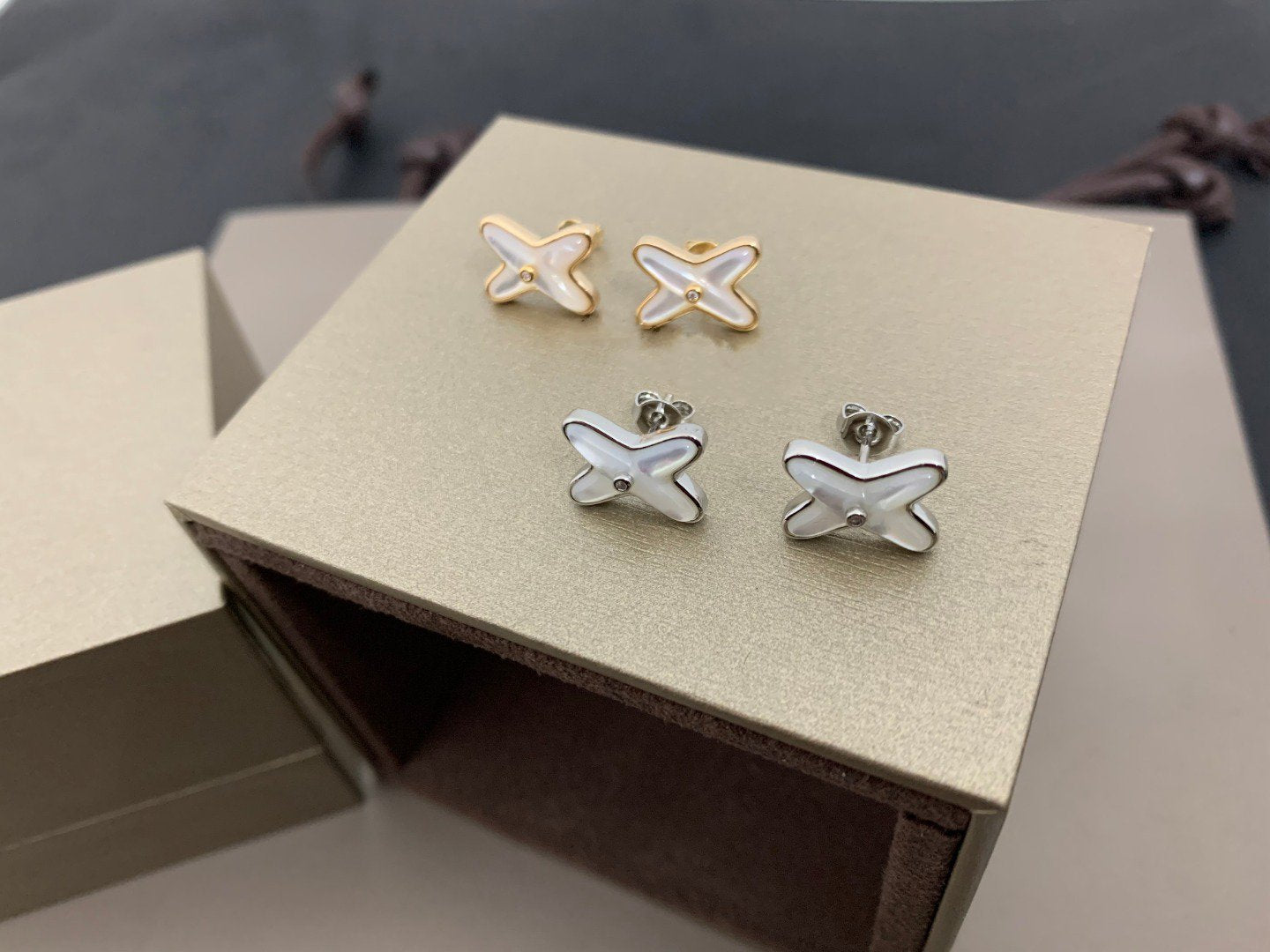 [LUXORA]JEUX DE WHITE MOP SILVER DIAMOND EARRINGS