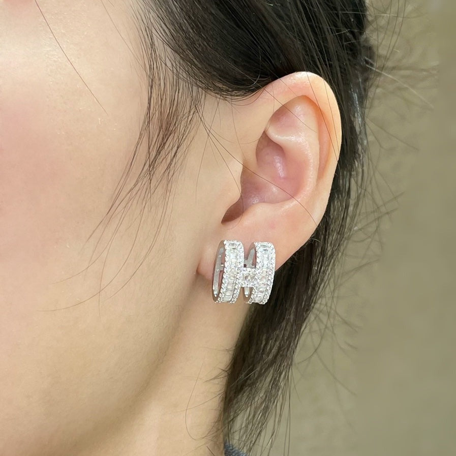 [LUXORA]H STUD EARRINGS WITH SILVER DIAMONDS