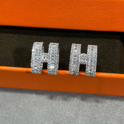 [LUXORA]H STUD EARRINGS WITH SILVER DIAMONDS